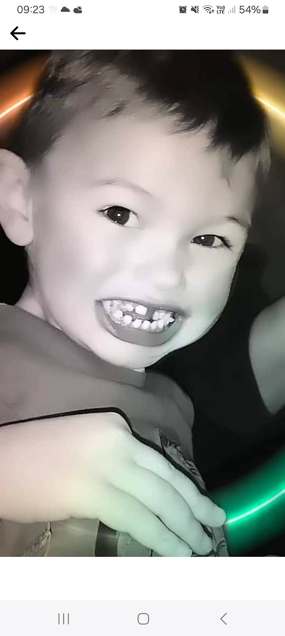 Timoty participe au concours pour gagner de l'argent avec cette photo : arm, black_and_white, cheek, eye, eyebrow, eyelash, facial_expression, flash_photography, gesture, hairstyle, hand, happy, human_body, iris, lip, mouth, nose, person, skin, smile