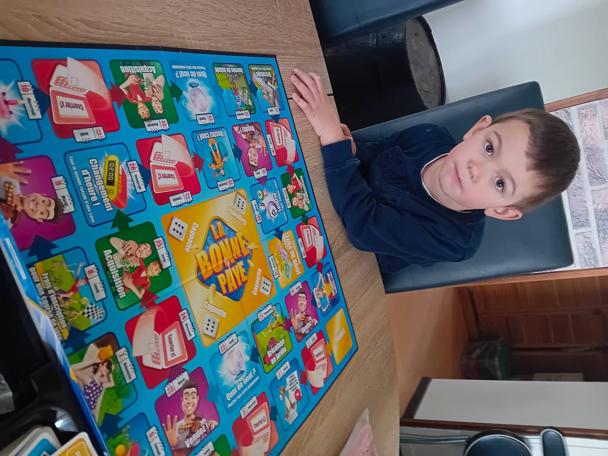 Timoty a rejoint le concours — aidez-le/la à gagner de superbes lots ! art, child, collection, event, fun, gadget, games, indoor_games_and_sports, linens, machine, person, play, recreation, room, smile, t_shirt, textile, toddler, visual_arts