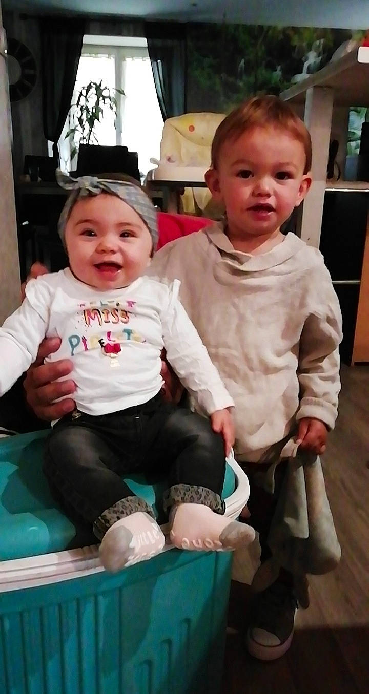 Lou participe au concours pour gagner de l'argent avec cette photo : baby, baby_products, child, headwear, people, person, play, product, sibling, sitting, skin, smile, toddler