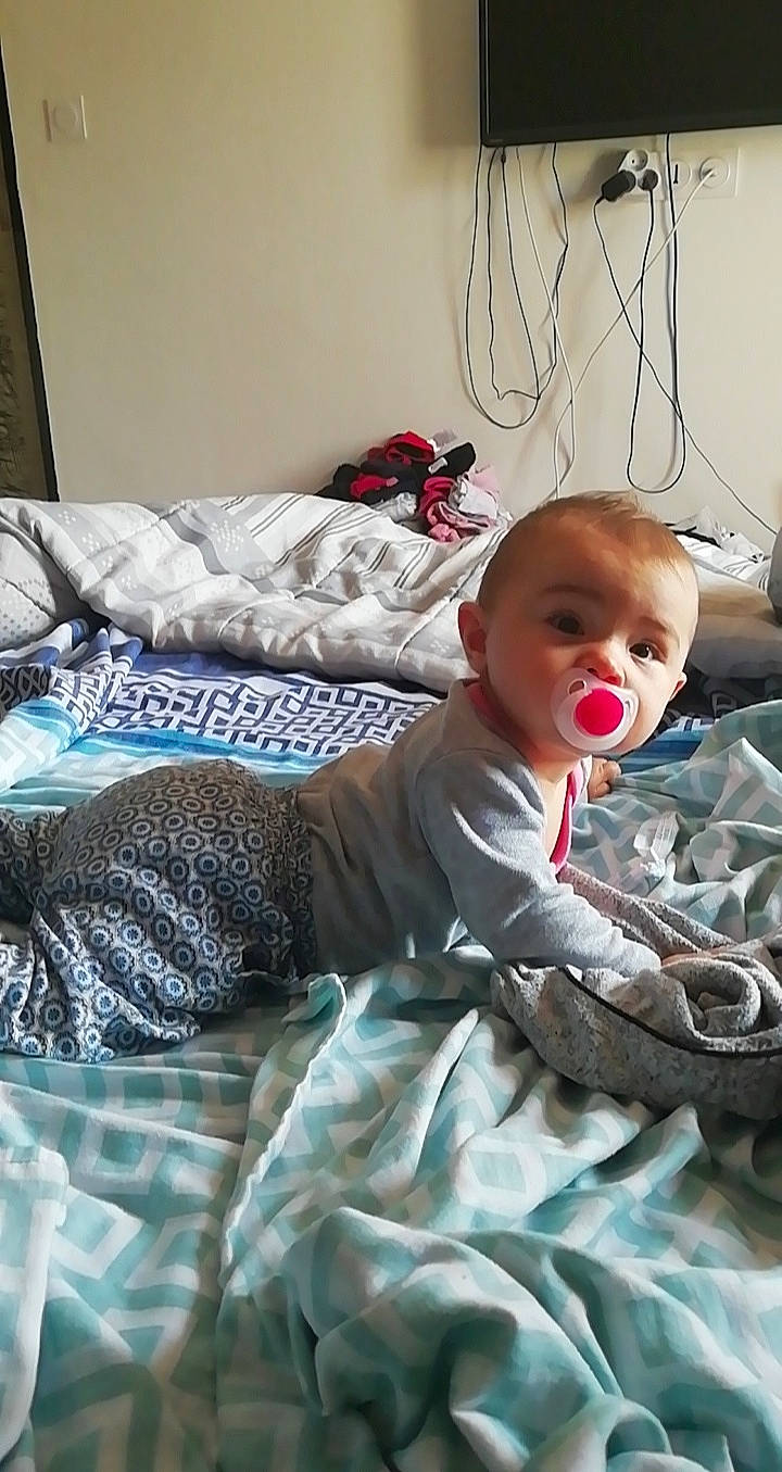 Lou participe au concours pour gagner de l'argent avec cette photo : baby, bed_sheet, birth, child, person, play, room, sleep, toddler