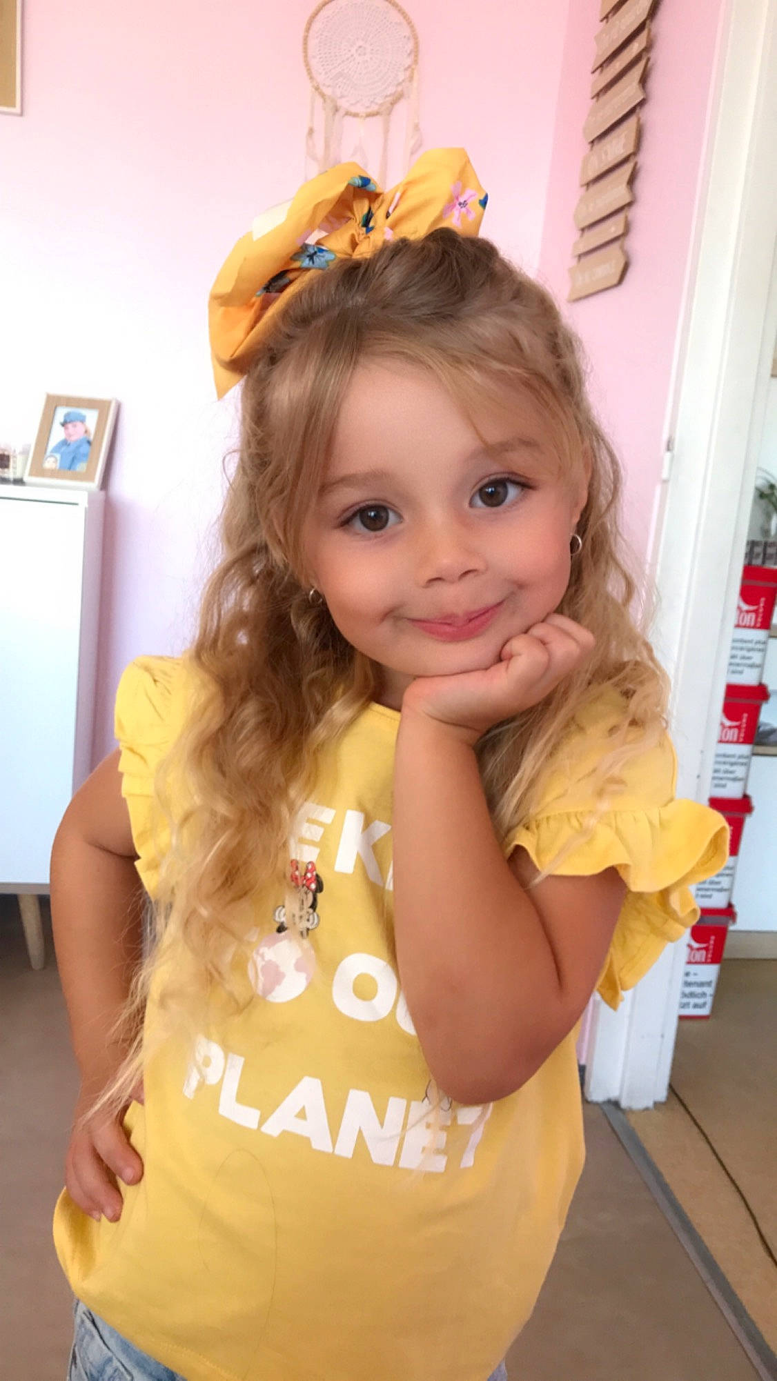 Ouerdia participe au concours pour gagner de l'argent avec cette photo : baby_toddler_clothing, cheek, child, eyelash, facial_expression, finger, fun, gesture, hairstyle, happy, iris, joy, long_hair, person, skin, sleeve, smile, standing, t_shirt, thumb