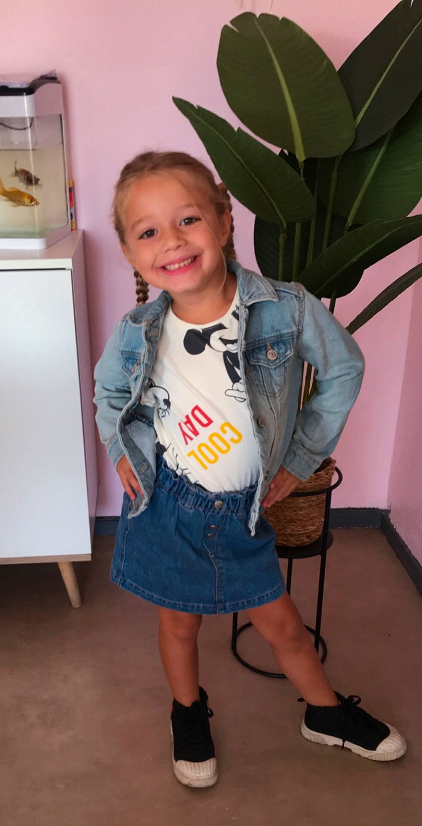 Ouerdia a rejoint le concours — aidez-le/la à gagner de superbes lots ! electric_blue, event, eyewear, fashion, fashion_design, flooring, fun, home_appliance, human_leg, joint, joy, kitchen_appliance, person, plant, refrigerator, sandal, shoulder, skin, smile, standing