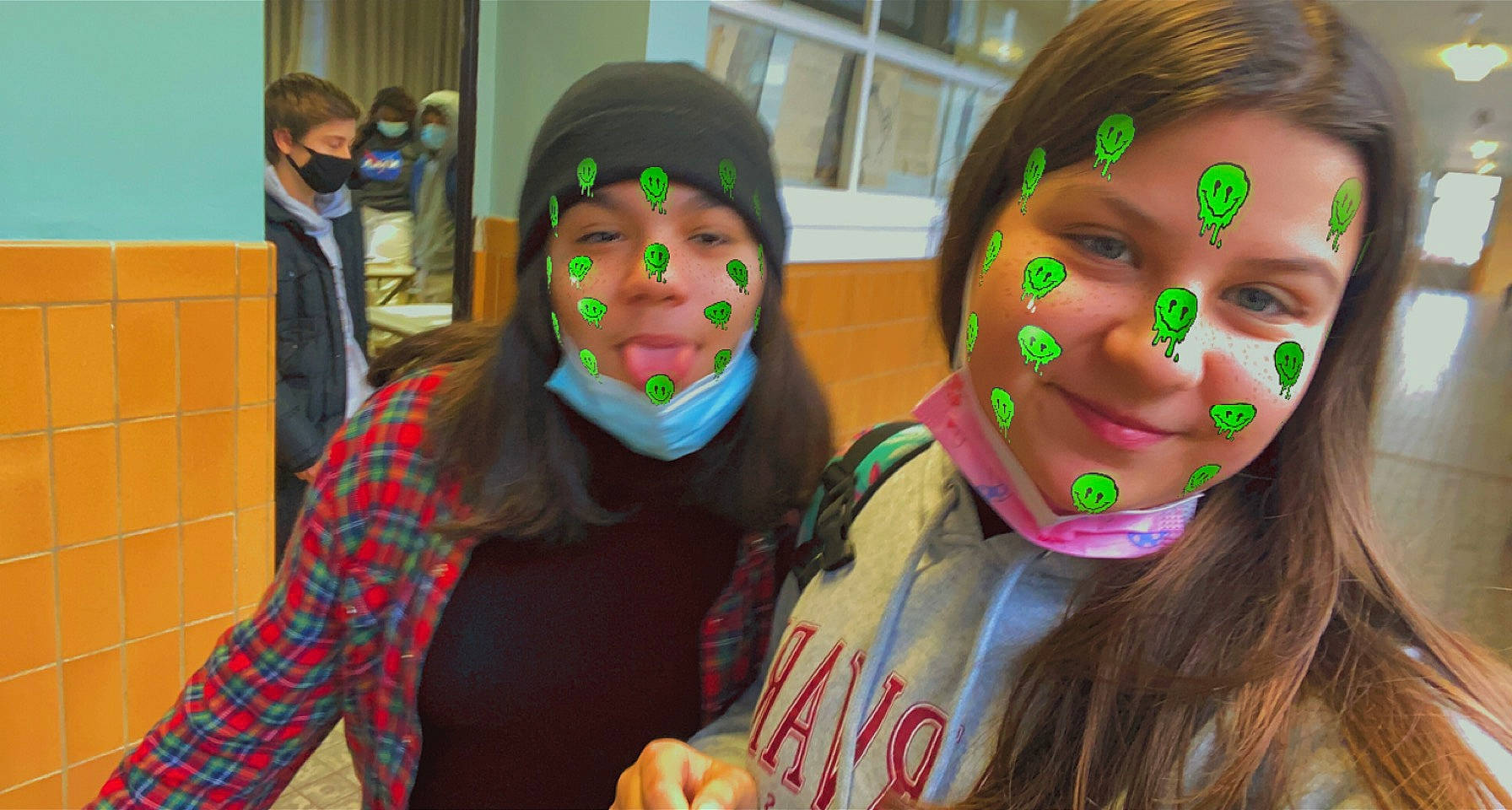 Olivia participe au concours pour gagner de l'argent avec cette photo : community, costume, event, eyelash, eyewear, fun, glove, happy, headgear, headwear, holiday, joy, leisure, mask, masque, mouth, person, personal_protective_equipment, plaid, public_event