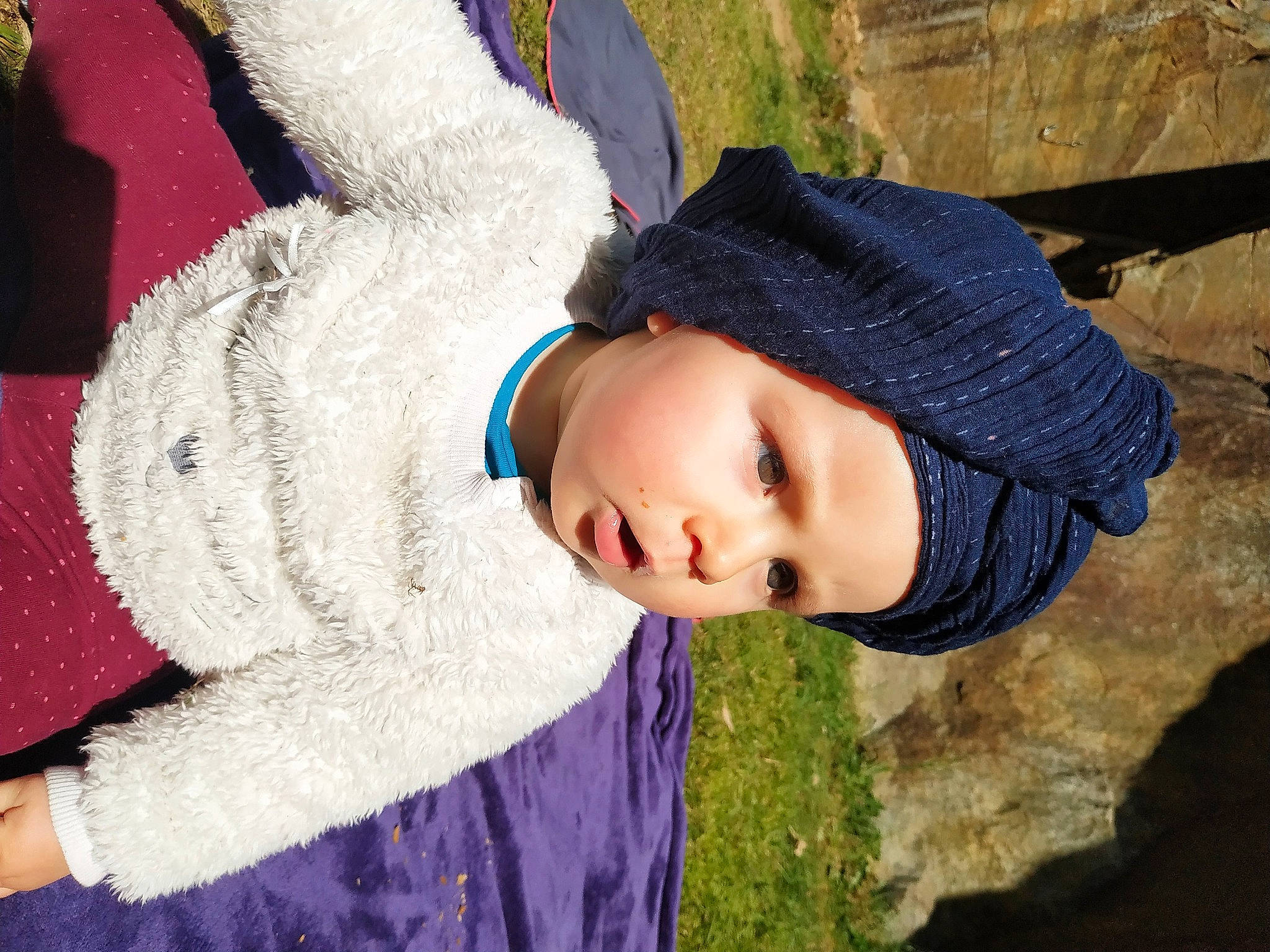 Kiara participe au concours pour gagner de l'argent avec cette photo : beanie, cap, electric_blue, fashion_accessory, fun, fur, grass, happy, hat, headwear, knit_cap, landscape, leisure, pattern, person, sun_hat, toddler, tree, winter, wood