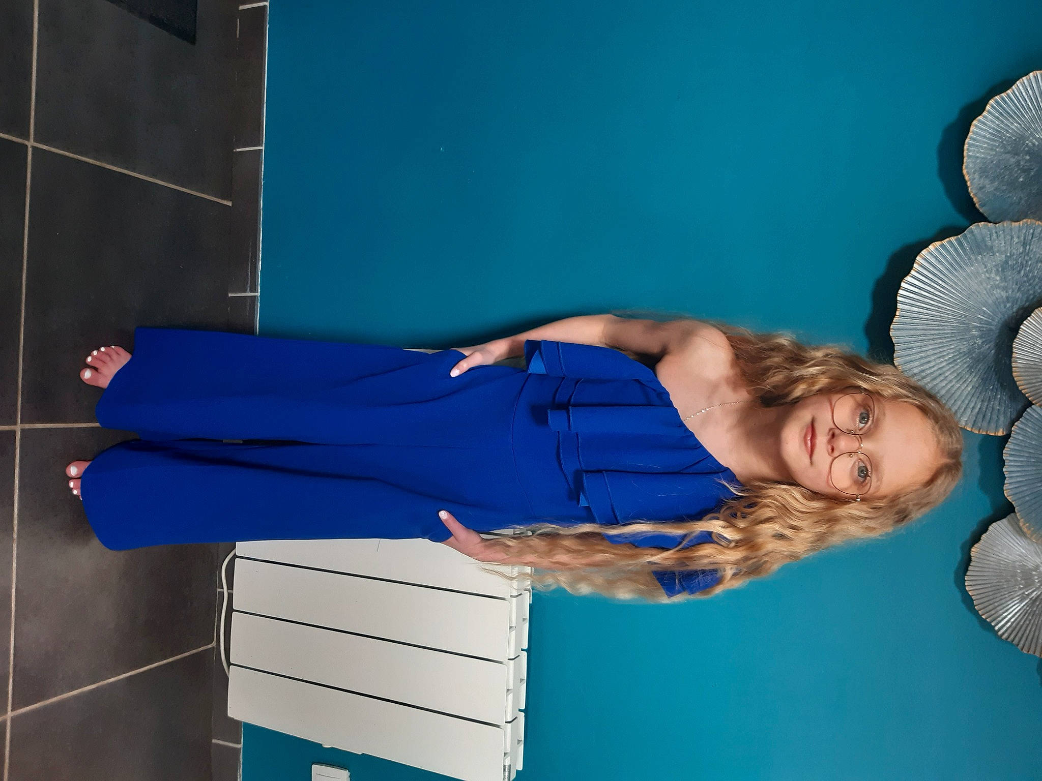 Salomé a rejoint le concours — aidez-le/la à gagner de superbes lots ! balance, blue, comfort, elbow, electric_blue, fun, happy, human_leg, knee, leisure, person, room, shoulder, sitting, smile, thigh, wrist