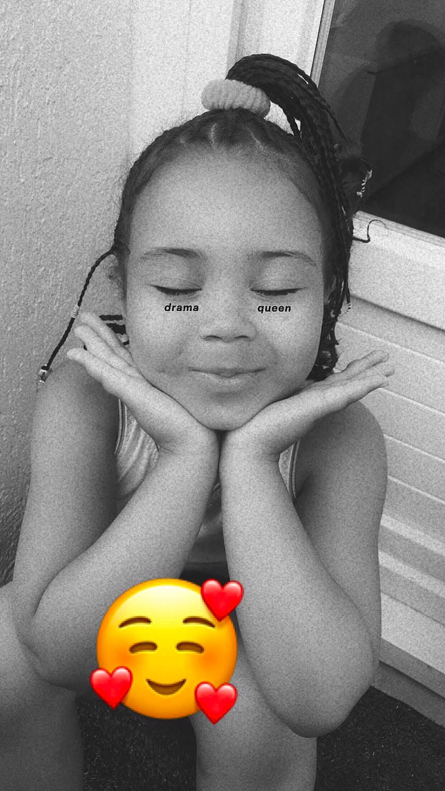 Naélyn a rejoint le concours — aidez-le/la à gagner de superbes lots ! black, black_and_white, black_hair, chin, eye, eyebrow, eyelash, flash_photography, gesture, hairstyle, happy, human, lip, mouth, nose, organ, person, photograph, smile, snapshot