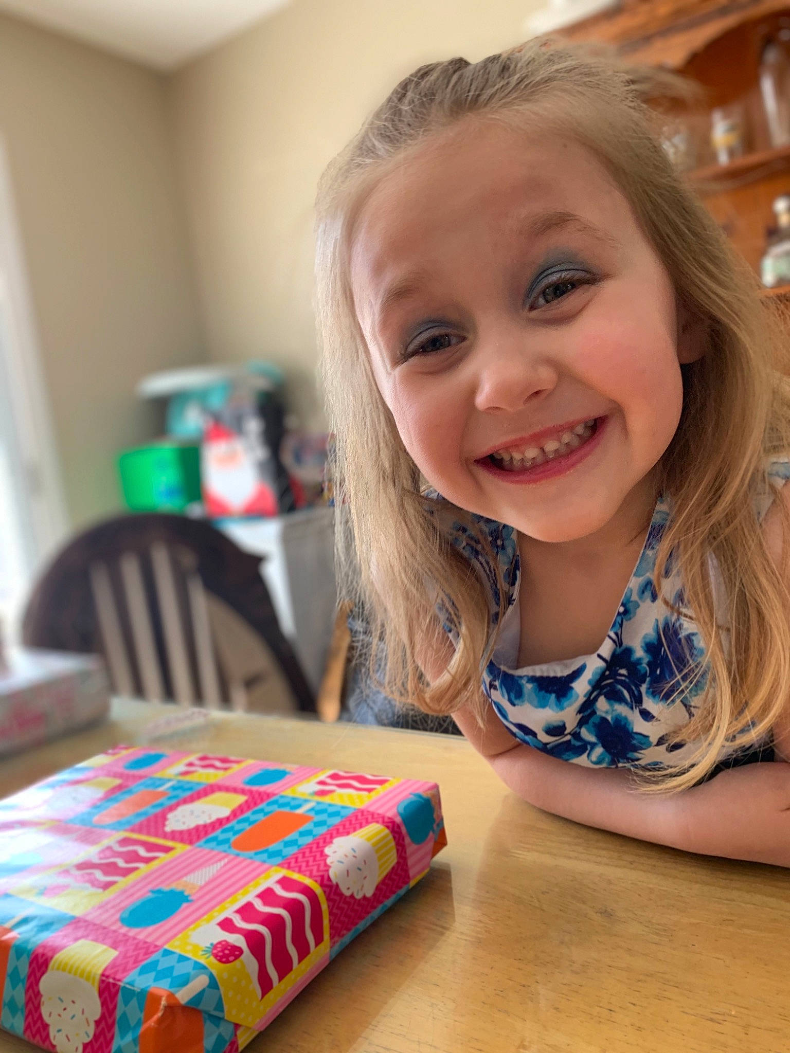 Alexia is registered to the contest to win money with this photo: chair, cheek, child, desk, event, flooring, fun, happy, iris, joy, leisure, pattern, person, play, room, sitting, smile, t_shirt, table, toddler