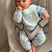 Louis a rejoint le concours — aidez-le/la à gagner de superbes lots ! baby, baby_rocker, beige, carpet, child, comfort, curious, cute, face, floor, foot, hand, indoor, infant, light_blue, onesie, pineapple_pattern, portrait, seat, straps