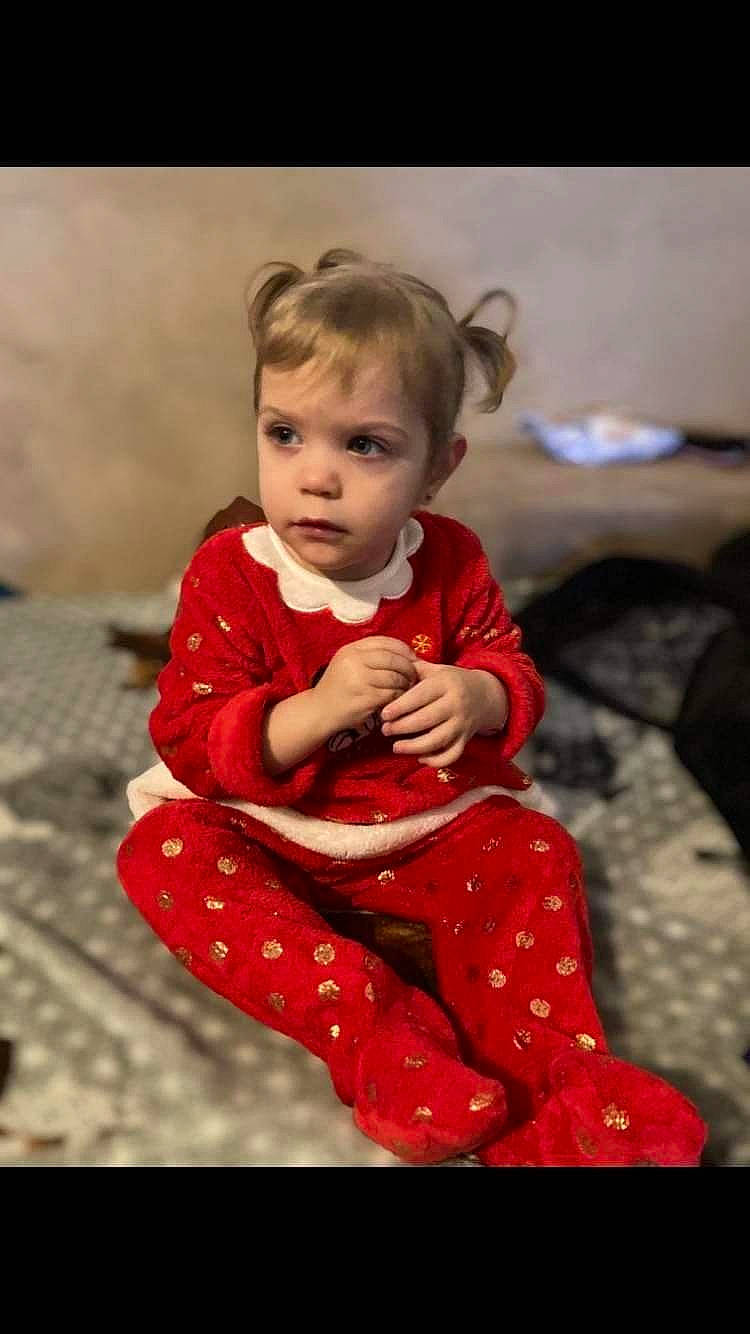 Shannône a rejoint le concours — aidez-le/la à gagner de superbes lots ! baby, baby_toddler_clothing, carmine, cheek, child, dress, event, eye, flash_photography, flooring, fun, happy, human_body, human_leg, pattern, person, sitting, skin, sleeve, toddler