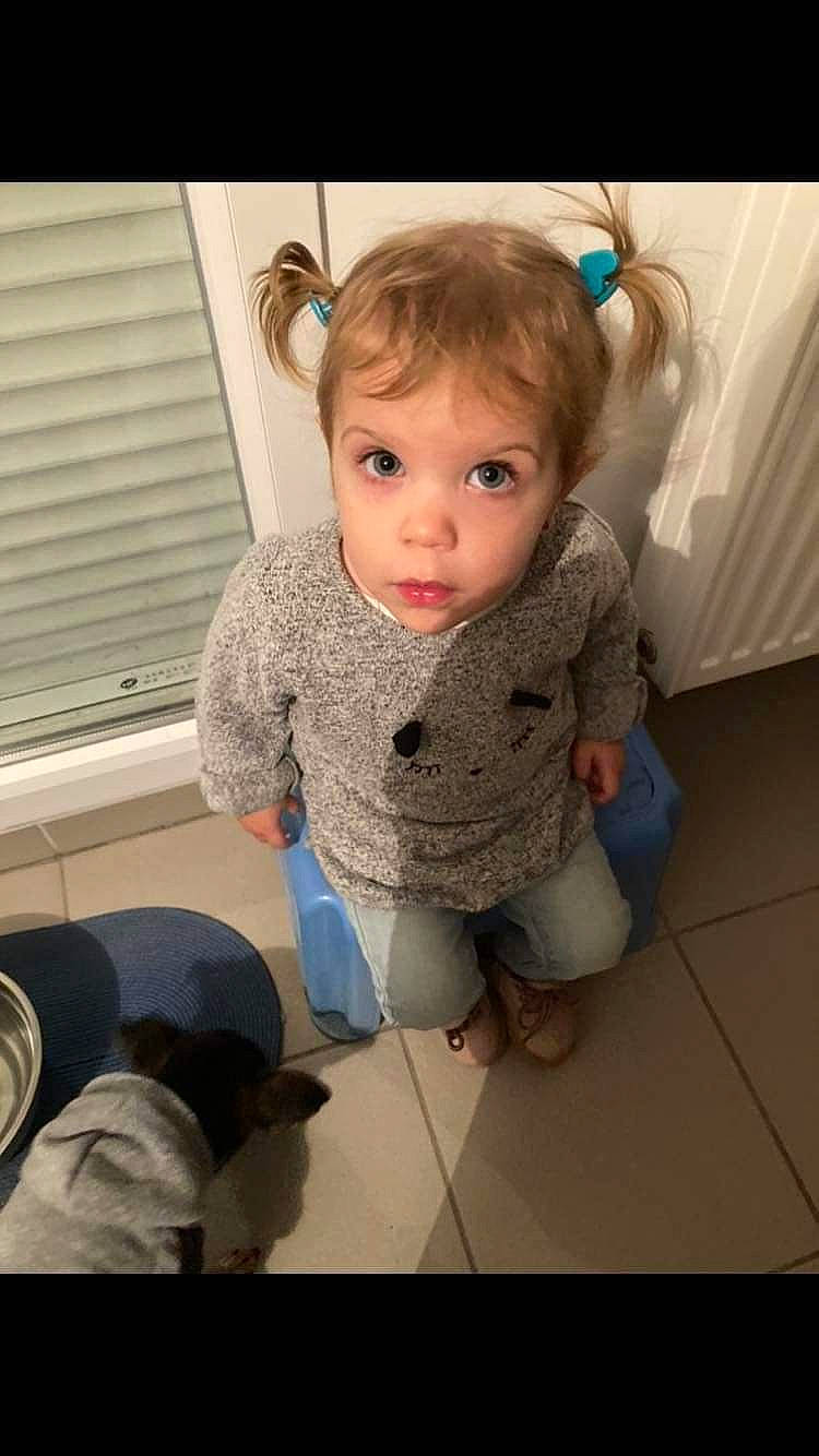 Shannône participe au concours pour gagner de l'argent avec cette photo : baby, baby_toddler_clothing, cheek, child, clothing, comfort, floor, flooring, fun, happy, leg, nose, person, play, room, sitting, skin, sleeve, surprise, toddler