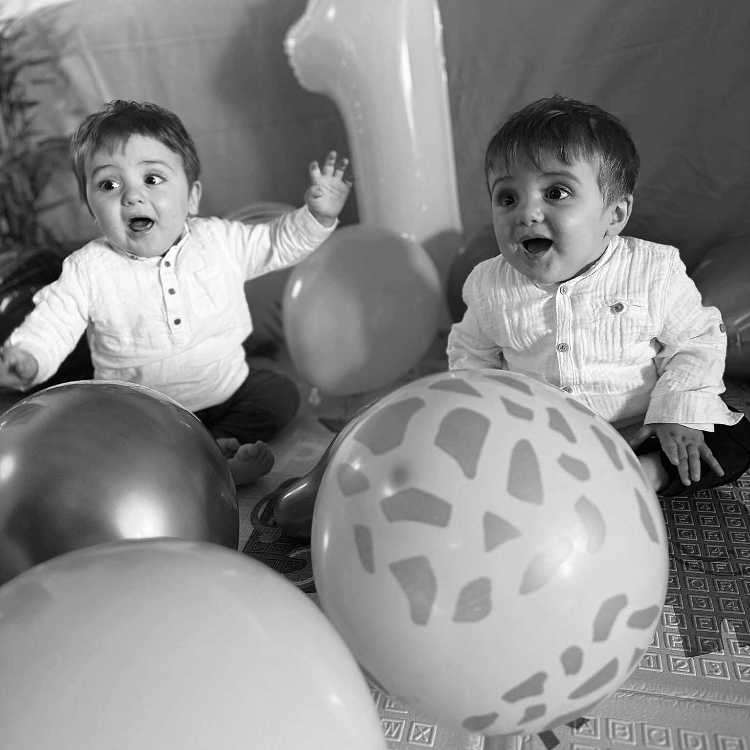 Eden Et Nolan participe au concours pour gagner de l'argent avec cette photo : baby, balloon, birthday, black_and_white, celebration, child, cute, decorations, fun, happy, indoor, infant, joy, number_one_balloon, party, playful, sitting, smiling, toddler, white_shirt
