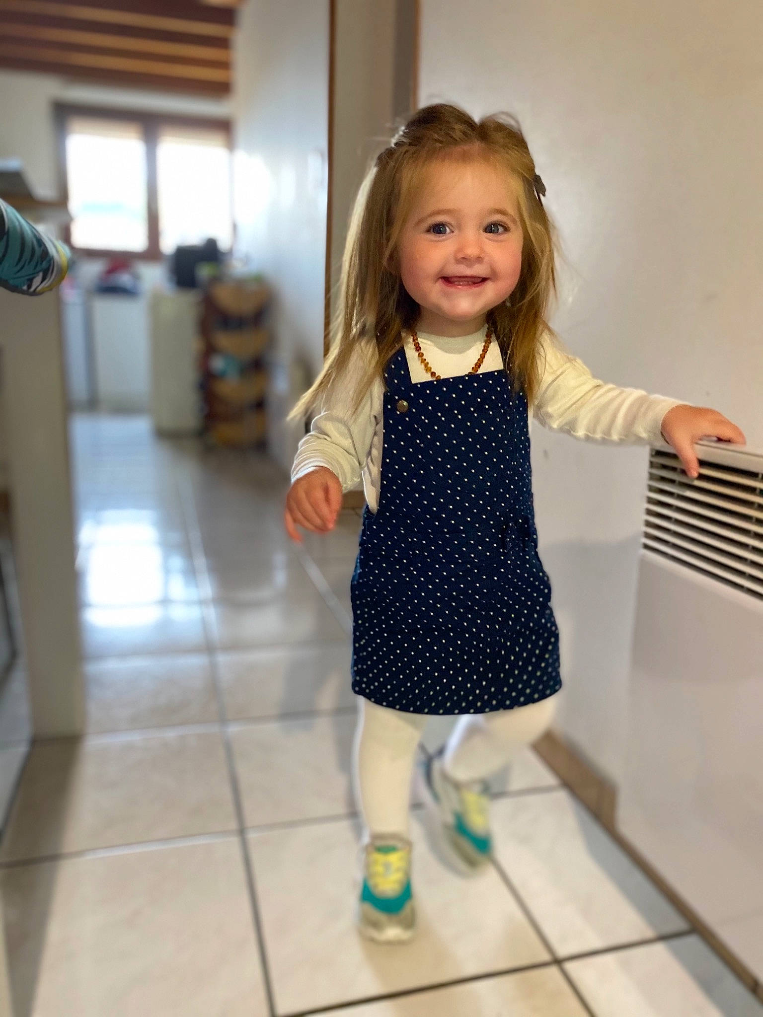 Carla participe au concours pour gagner de l'argent avec cette photo : baby_toddler_clothing, child, eye, floor, flooring, fun, happy, head, human_leg, joint, joy, knee, leisure, pattern, person, skin, sleeve, smile, sock, standing