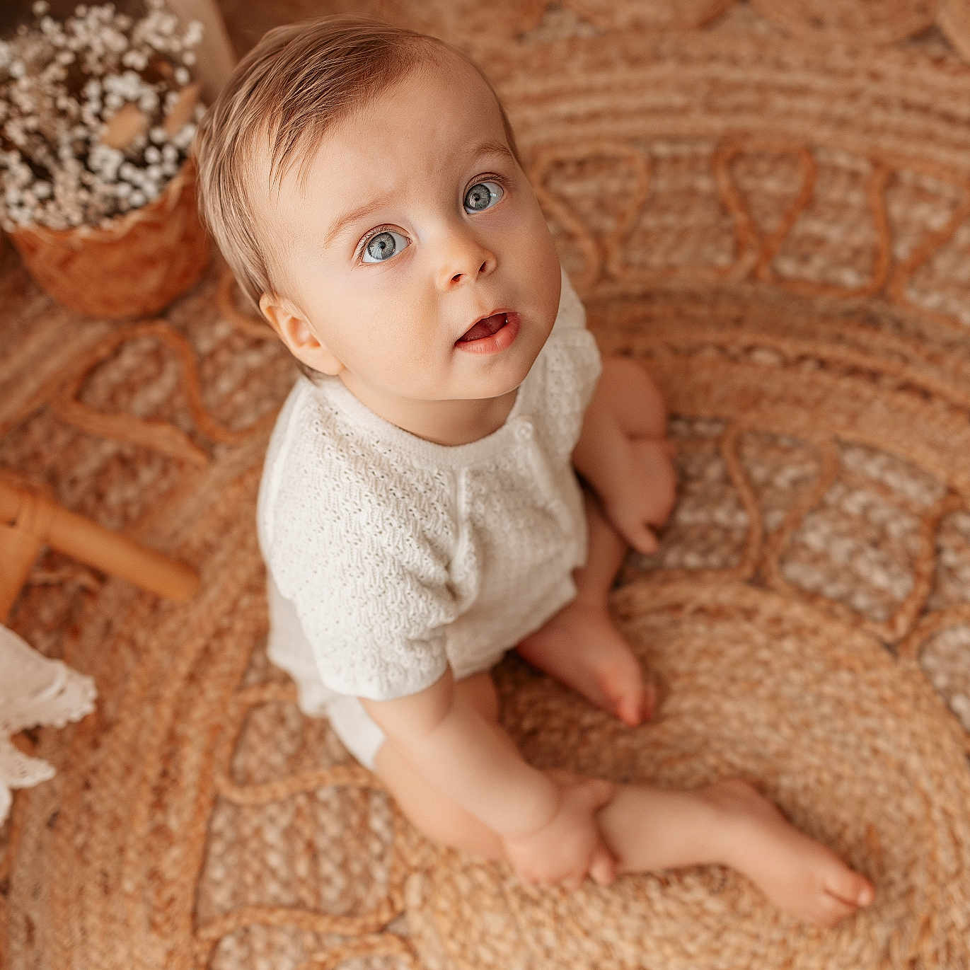 Naël participe au concours pour gagner de l'argent avec cette photo : baby, basket, bodypart, bread, crawling, face, finger, food, hand, happy, hardwood, head, homedecor, person, photography, portrait, rug, sitting, smile, wood