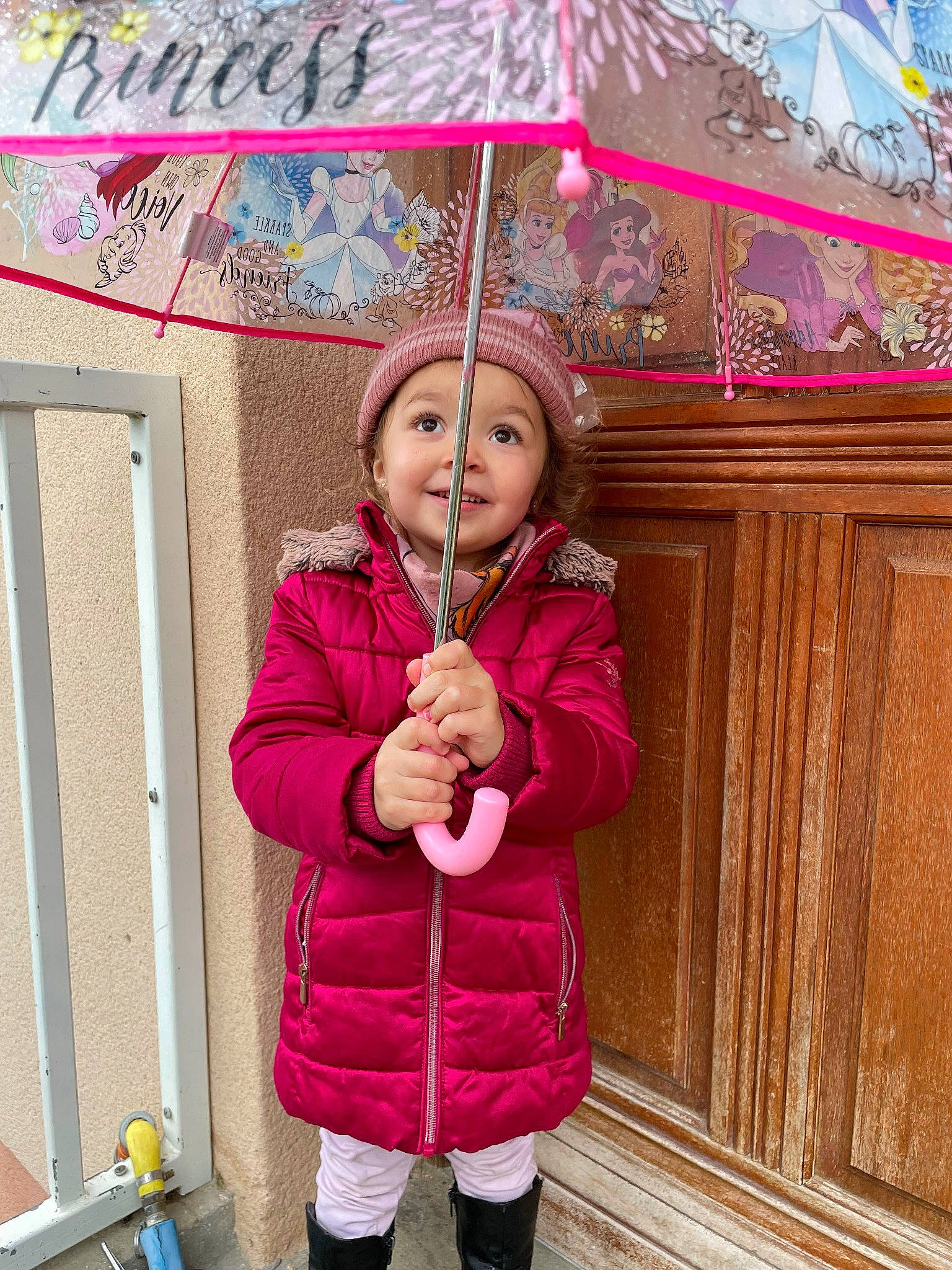 Lilou participe au concours pour gagner de l'argent avec cette photo : baby_toddler_clothing, child, door, fashion_accessory, fun, happy, headwear, hood, jacket, joy, magenta, organ, pattern, person, pink, purple, sleeve, textile, toddler, umbrella