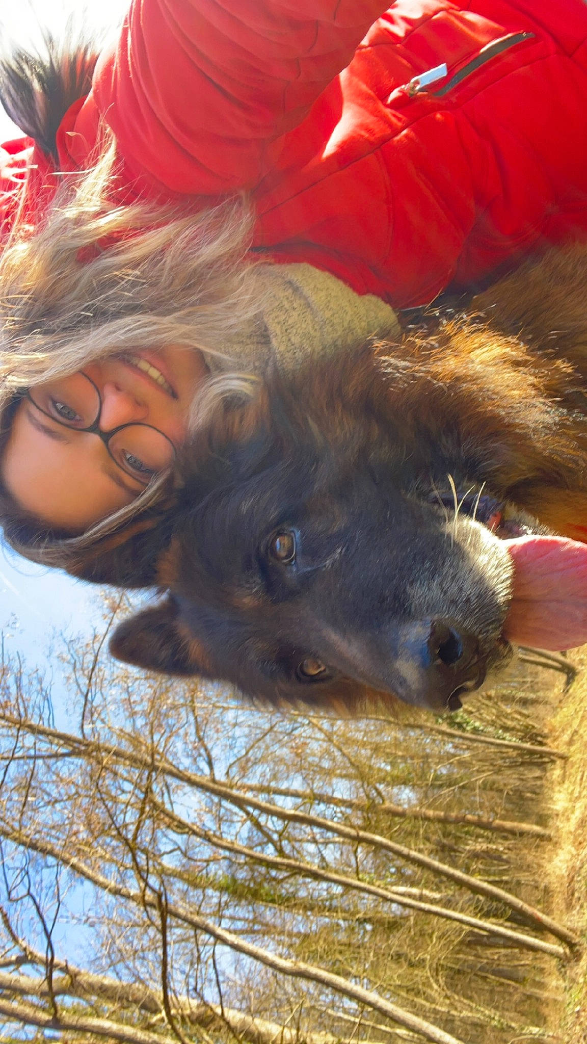 Opium participe au concours pour gagner de l'argent avec cette photo : canidae, carnivore, companion_dog, dog, dog_breed, fun, fur, grass, hat, human_leg, plant, sky, snout, sporting_group, sunglasses, thigh, tree, working_animal