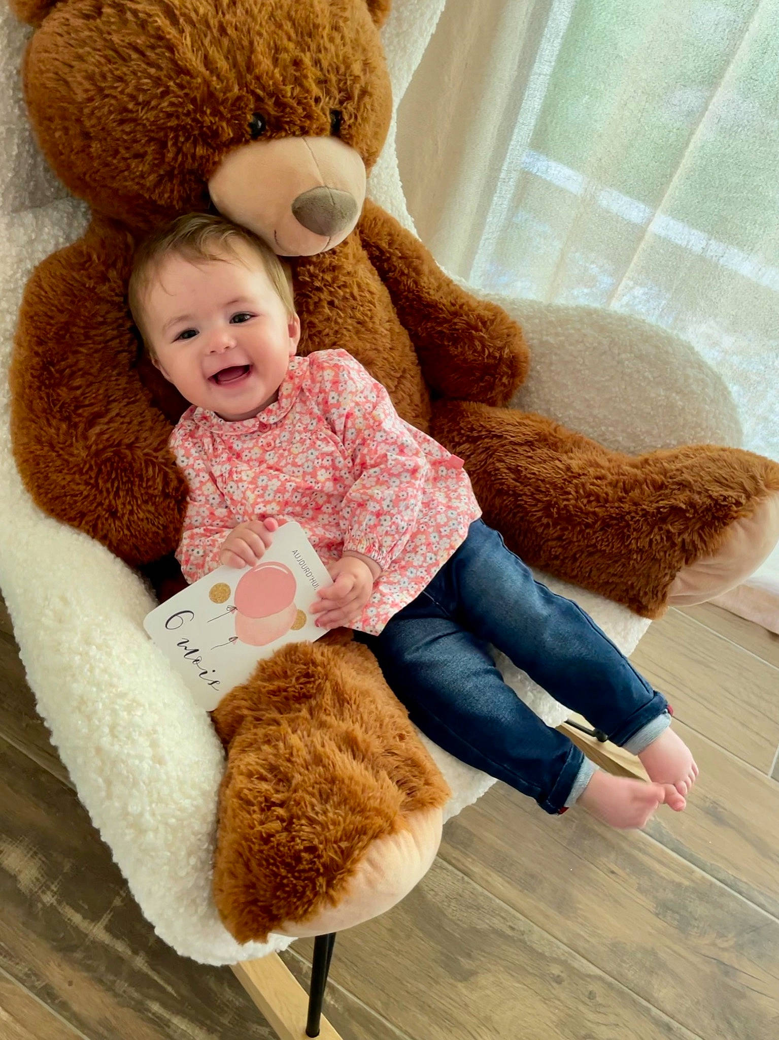 Alba a rejoint le concours — aidez-le/la à gagner de superbes lots ! baby, baby_toddler_clothing, beige, comfort, eye, face, fawn, flooring, headgear, human_body, mammal, outerwear, person, product, skin, smile, textile, toy, vertebrate, wood