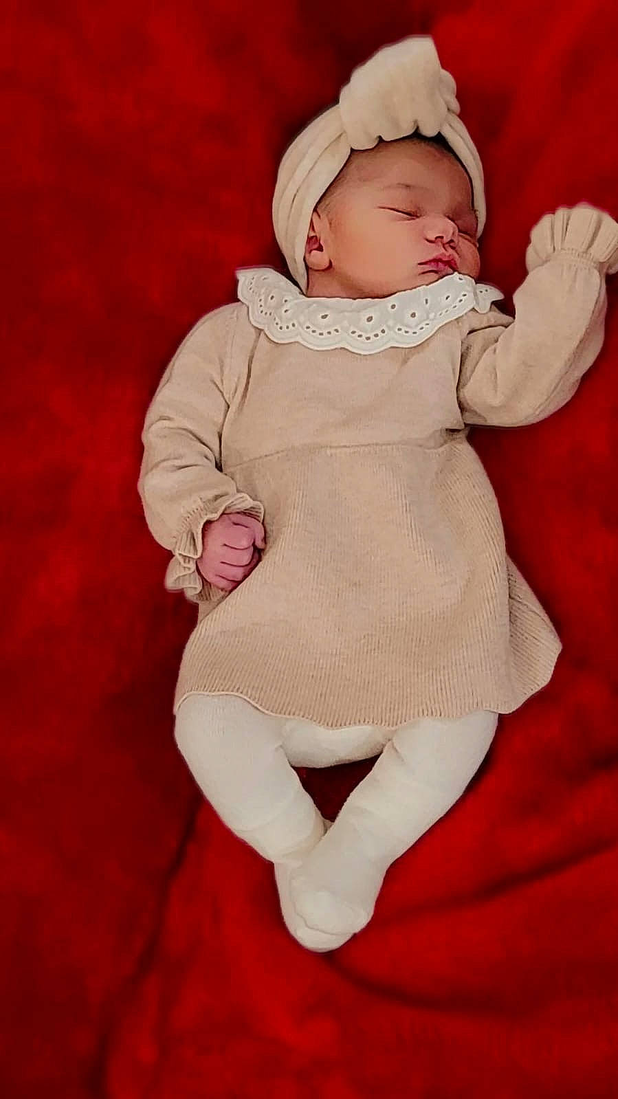 Elie a rejoint le concours — aidez-le/la à gagner de superbes lots ! baby, baby_toddler_clothing, cheek, comfort, eye, face, finger, gesture, head, headgear, headwear, human_body, human_leg, knee, leg, person, pink, skin, sleeve, sock