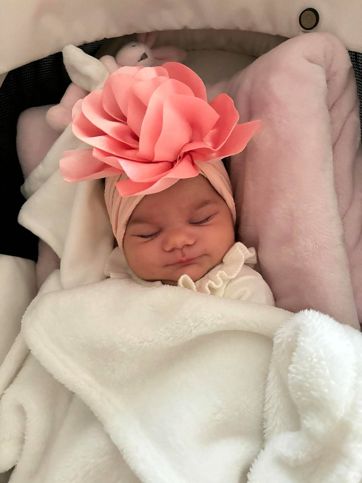 Elie a rejoint le concours — aidez-le/la à gagner de superbes lots ! baby, baby_sleeping, baby_toddler_clothing, child, comfort, face, fashion_accessory, finger, flower, headgear, headpiece, headwear, linens, peach, person, petal, pink, product, skin, textile