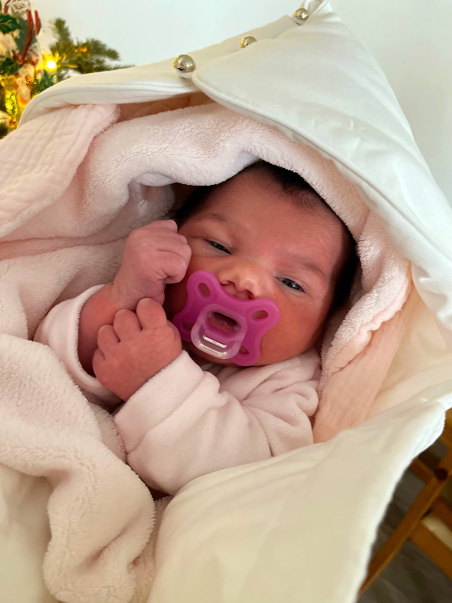 Elie participe au concours pour gagner de l'argent avec cette photo : baby, baby_products, baby_sleeping, baby_toddler_clothing, cheek, child, comfort, eye, eyelash, face, grass, happy, head, linens, lip, nose, person, pink, skin, textile
