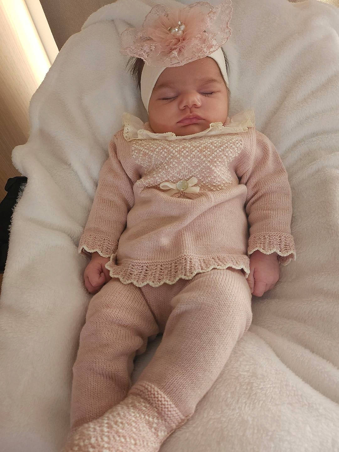 Elie a rejoint le concours — aidez-le/la à gagner de superbes lots ! baby, baby_sleeping, baby_toddler_clothing, cheek, child, comfort, dress, fashion_accessory, finger, hair_accessory, headwear, human_leg, leg, lip, person, pink, sitting, skin, sleeve, thigh
