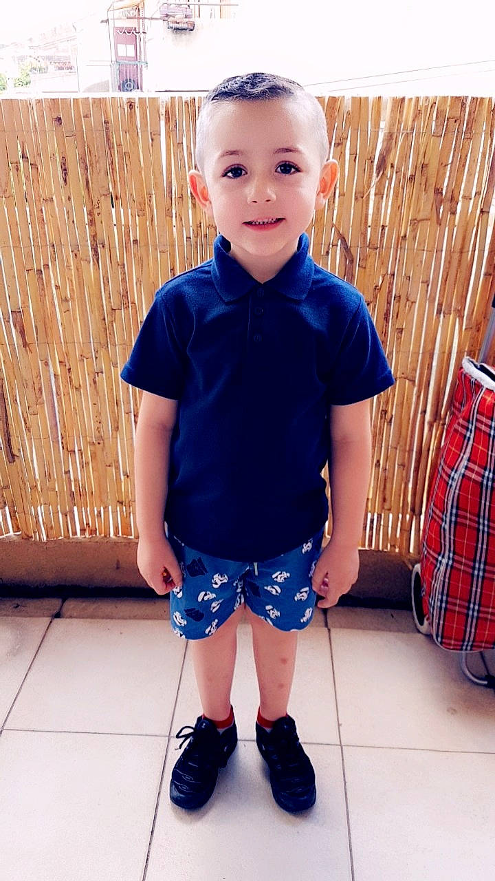 Tony participe au concours pour gagner de l'argent avec cette photo : baby_toddler_clothing, denim, face, hairstyle, happy, human, pattern, person, plaid, red, shorts, sleeve, smile, standing, street_fashion, t_shirt, tartan, textile, thigh, toddler