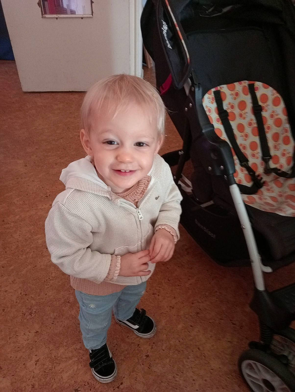 Sabrina participe au concours pour gagner de l'argent avec cette photo : baby, baby_carriage, baby_products, baby_toddler_clothing, beauty, chair, cheek, child, comfort, flooring, fun, hairstyle, happy, hardwood, joy, person, sitting, sleeve, smile, tire