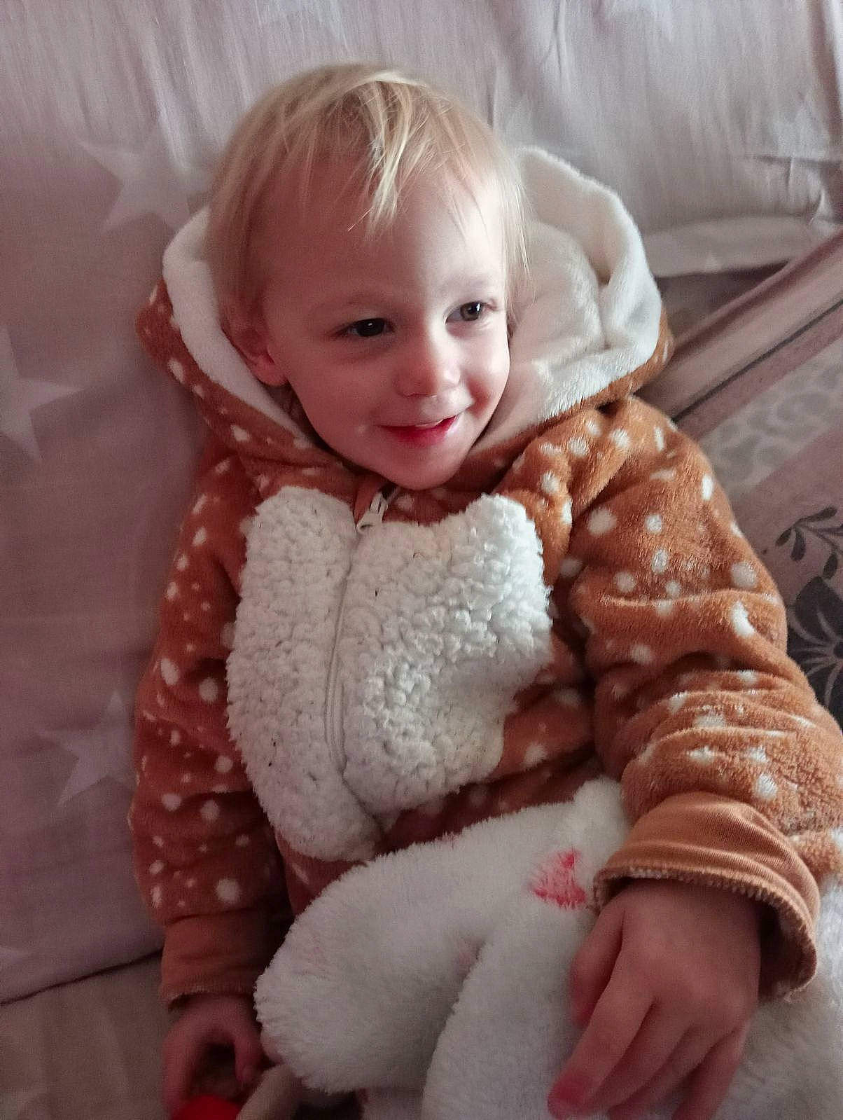 Sabrina participe au concours pour gagner de l'argent avec cette photo : baby_toddler_clothing, cheek, comfort, eye, face, fur, fur_clothing, happy, head, human_body, joy, linens, lip, person, pink, sitting, skin, sleeve, smile, textile