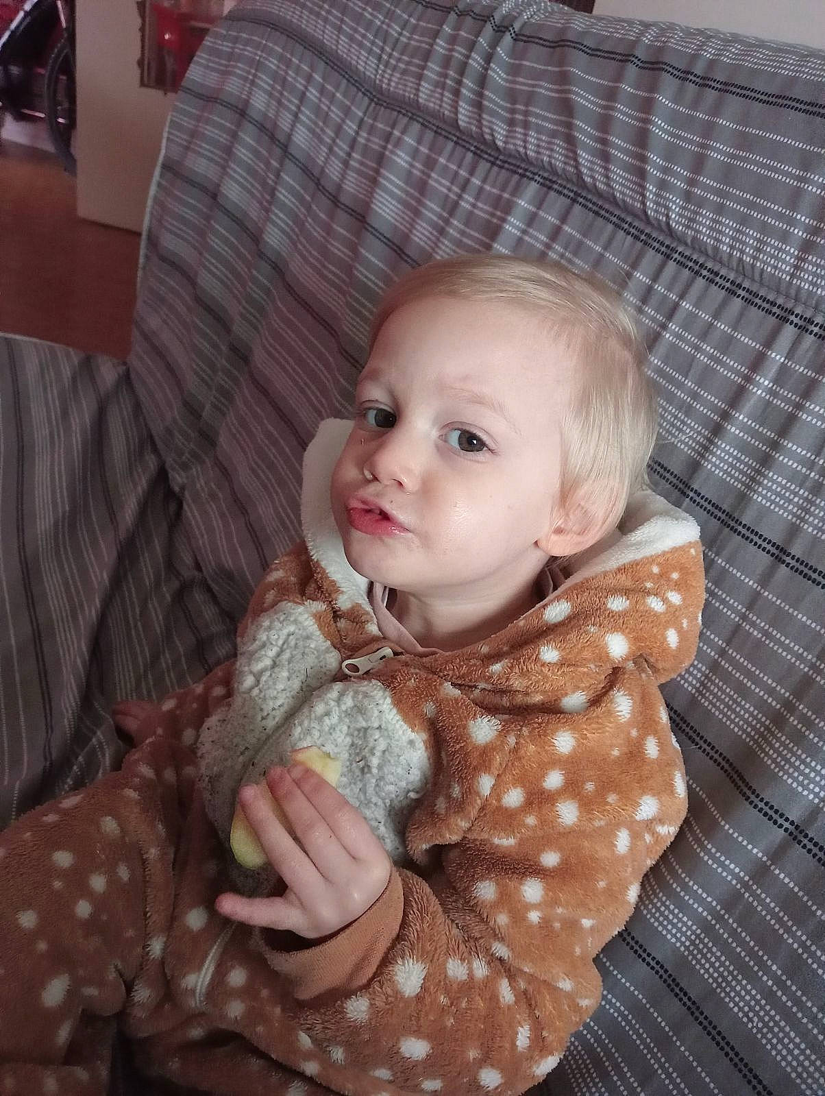 Sabrina participe au concours pour gagner de l'argent avec cette photo : baby, baby_toddler_clothing, cheek, child, collar, comfort, couch, eye, face, flooring, fur, head, iris, pattern, person, plaid, sitting, skin, sleeve, smile