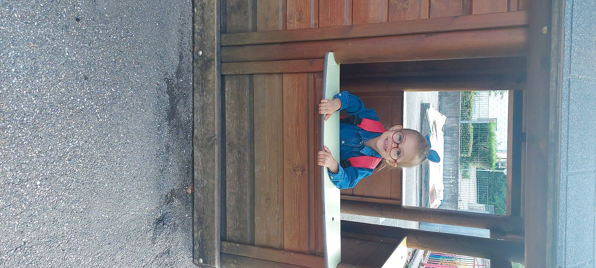 Elsa participe au concours pour gagner de l'argent avec cette photo : baby_toddler_clothing, building, child, composite_material, door, electric_blue, facade, hardwood, hat, house, joy, leisure, person, plank, siding, smile, t_shirt, toddler, varnish, window