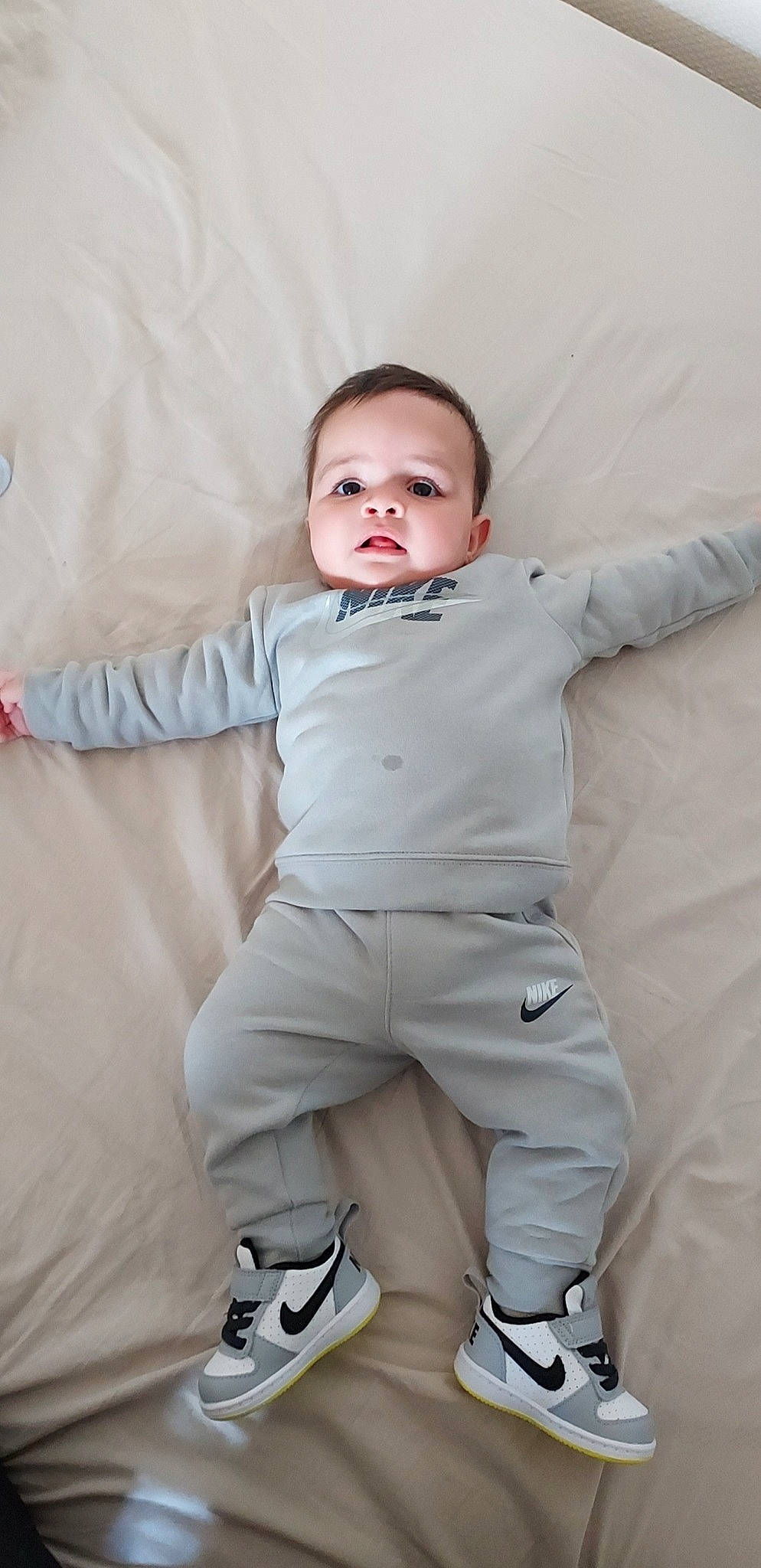 Djibril participe au concours pour gagner de l'argent avec cette photo : baby, baby_toddler_clothing, comfort, elbow, eye, face, fashion_design, flash_photography, gesture, hand, happy, head, human_body, human_leg, leg, outerwear, person, sleeve, thigh, toddler