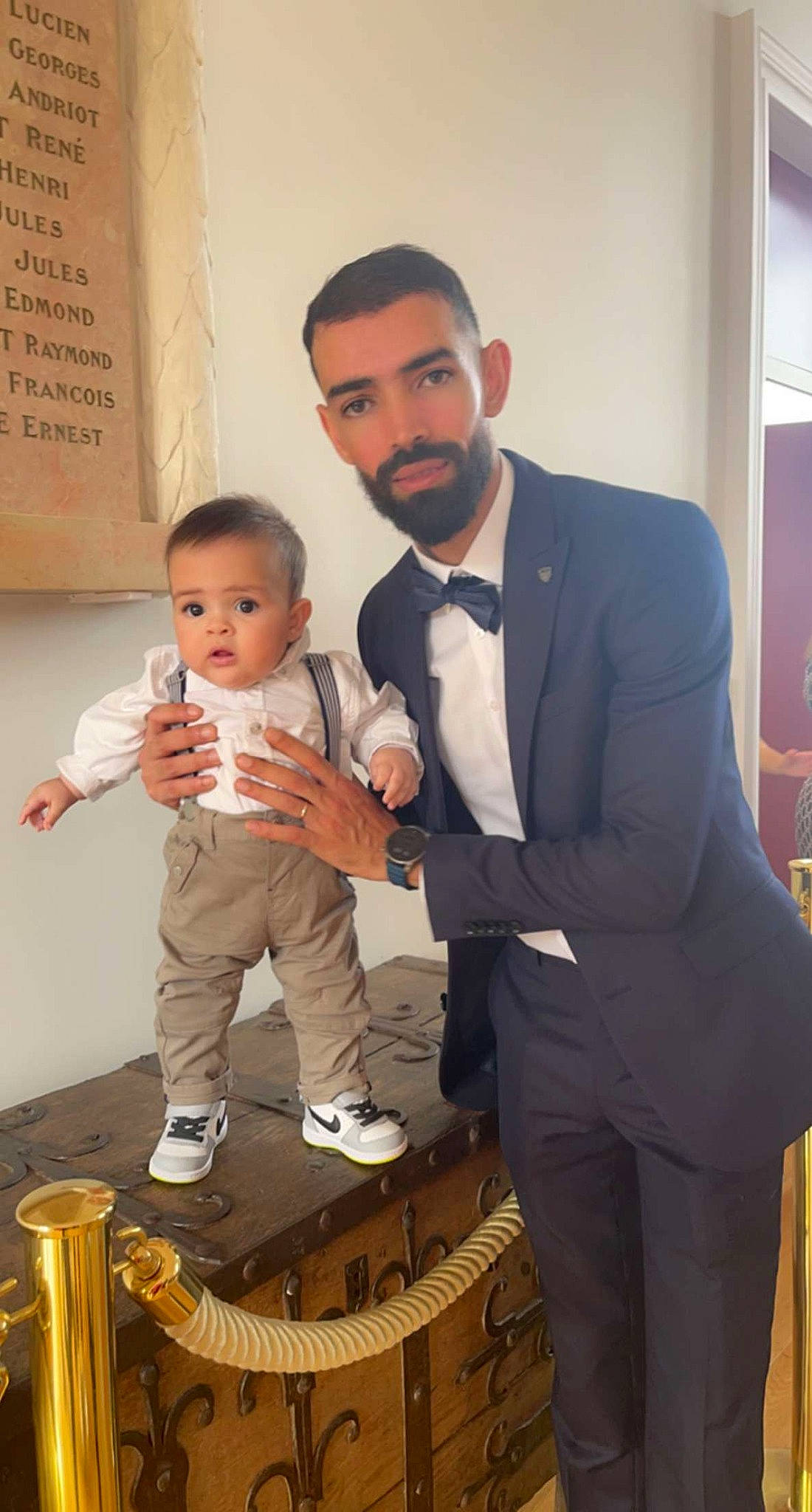 Djibril a rejoint le concours — aidez-le/la à gagner de superbes lots ! baby, beard, blazer, child, conversation, event, eyewear, fashion_design, flooring, formal_wear, fun, gesture, happy, person, room, suit, sunglasses, surprise, tie, toddler