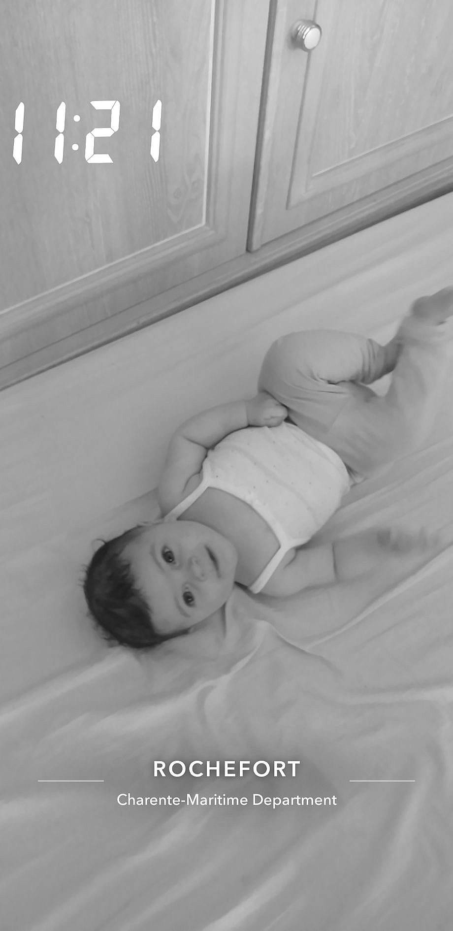 Kenza a rejoint le concours — aidez-le/la à gagner de superbes lots ! baby, bedding, bedtime, child, comfort, elbow, flash_photography, font, gesture, happy, human_leg, knee, linens, monochrome, monochrome_photography, person, portrait_photography, room, sleep, smile