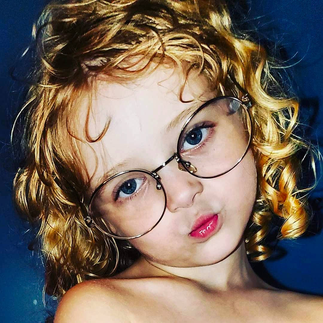 Averianna is registered to the contest to win money with this photo: cheek, chin, ear, eye, eyebrow, eyelash, eyewear, flash_photography, forehead, glasses, hair, hairstyle, happy, iris, jaw, lip, neck, nose, person, skin