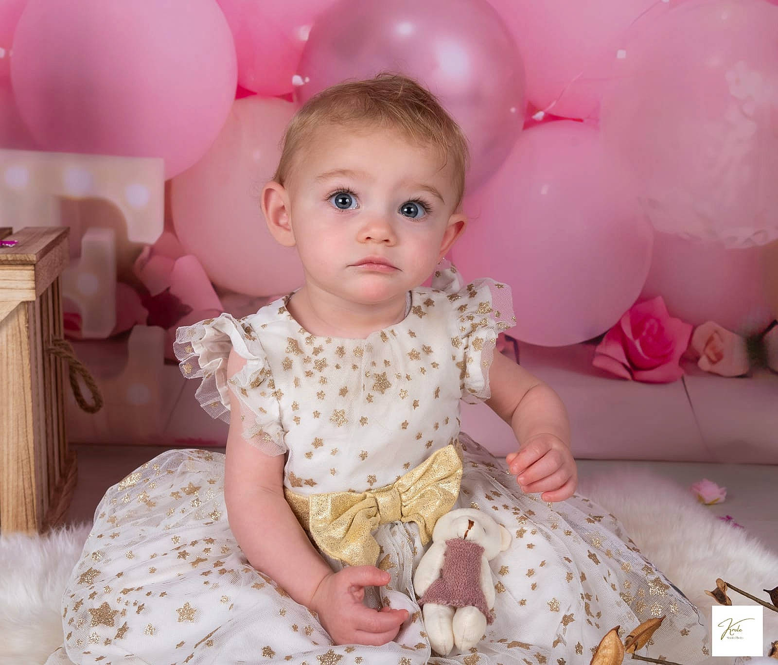 Anastasia participe au concours pour gagner de l'argent avec cette photo : baby, baby_toddler_clothing, balloon, child, dress, event, eye, hair, happy, head, iris, party_supply, peach, person, photograph, pink, skin, sleeve, textile, toddler