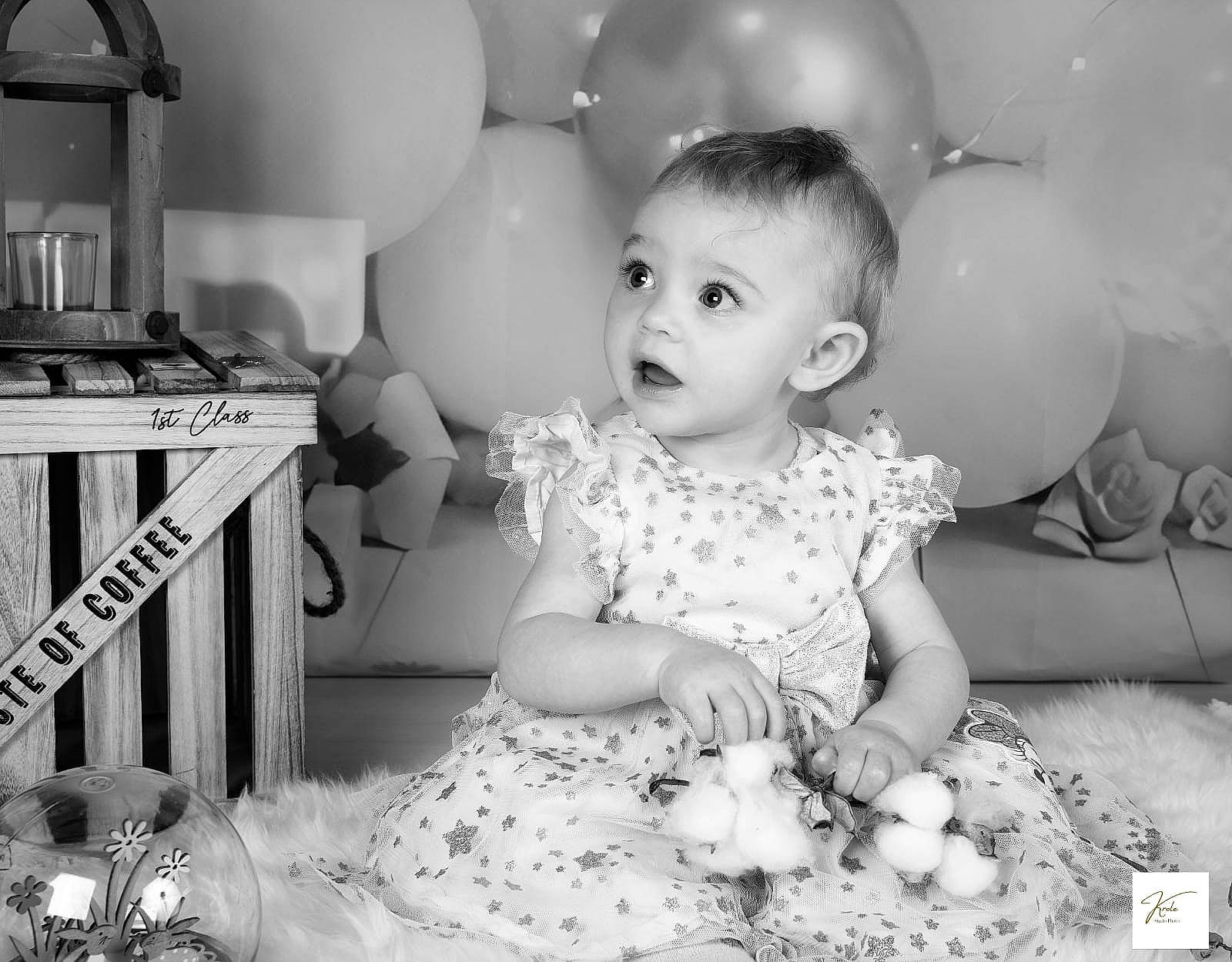 Anastasia a rejoint le concours — aidez-le/la à gagner de superbes lots ! baby, baby_toddler_clothing, balloon, black, black_and_white, dress, eye, face, flash_photography, hair, happy, head, iris, monochrome, monochrome_photography, person, photograph, product, style, surprise