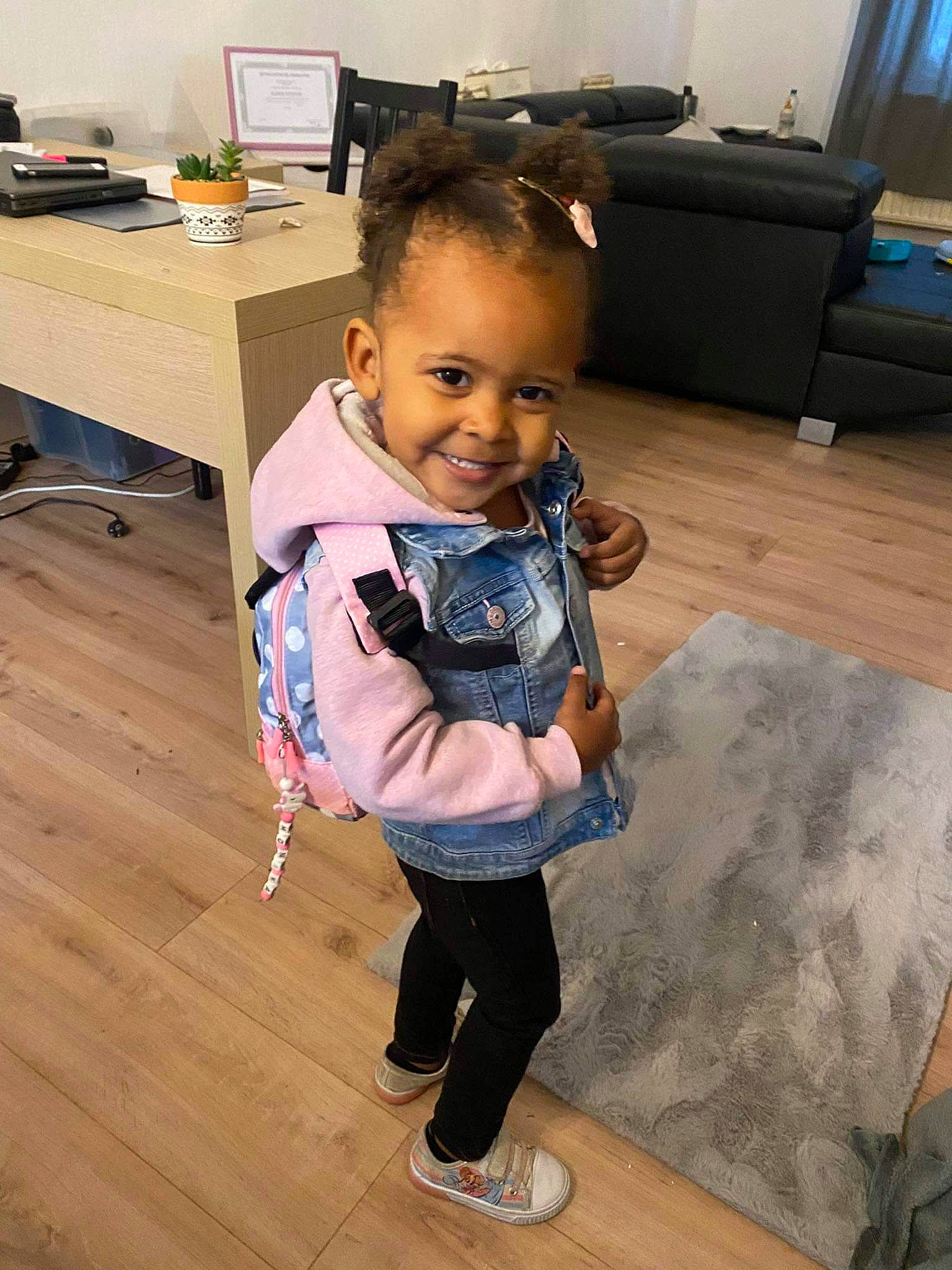 Monika participe au concours pour gagner de l'argent avec cette photo : baby, baby_toddler_clothing, chair, computer_keyboard, computer_monitor, desk, eyewear, floor, flooring, furniture, happy, hardwood, joy, luggage_and_bags, peripheral, person, room, smile, table, toddler