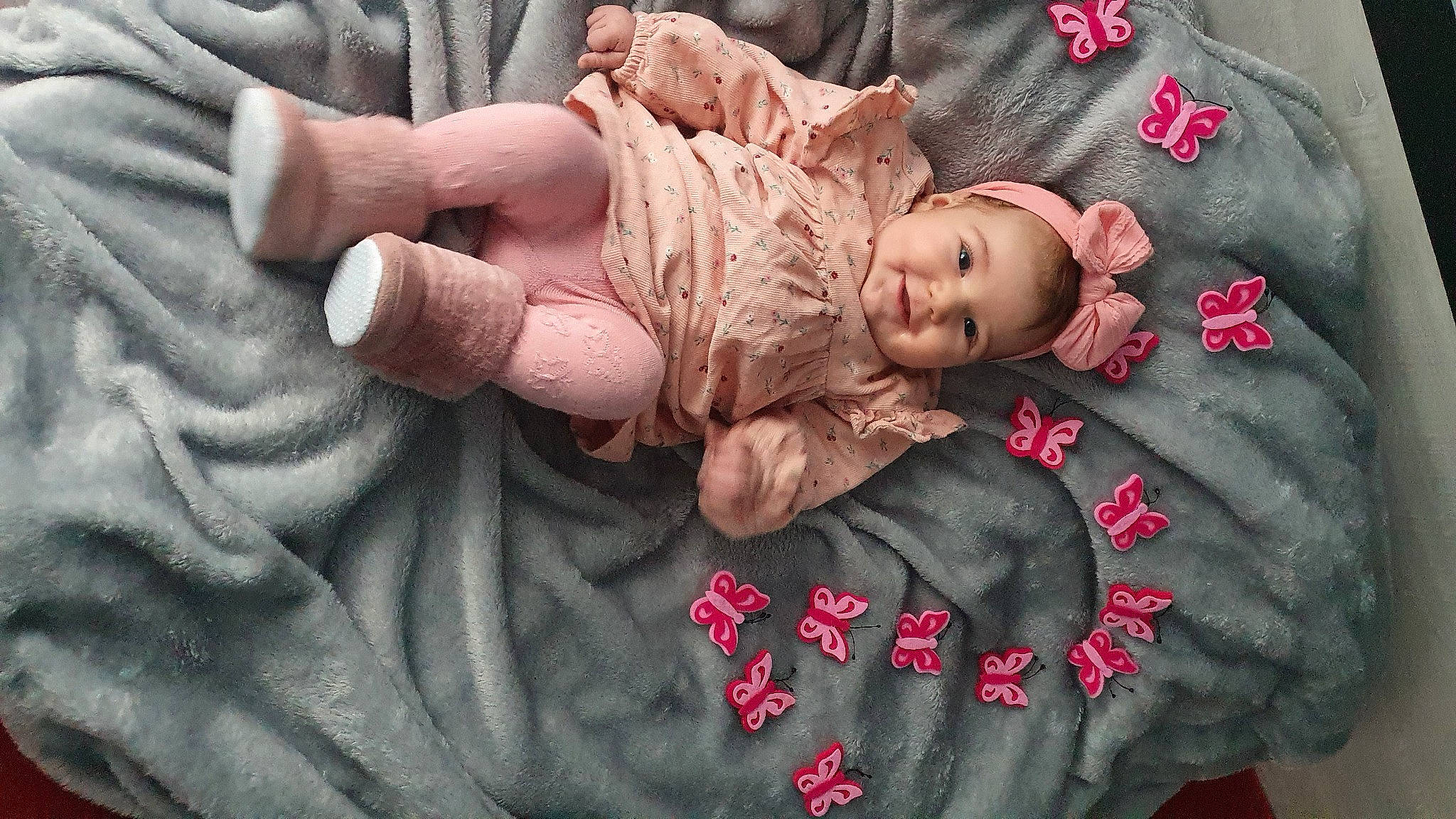 Leona a rejoint le concours — aidez-le/la à gagner de superbes lots ! baby, baby_toddler_clothing, comfort, dress, eye, finger, gesture, hand, happy, human, joy, linens, lip, pattern, person, pink, plant, skin, sleeve, textile