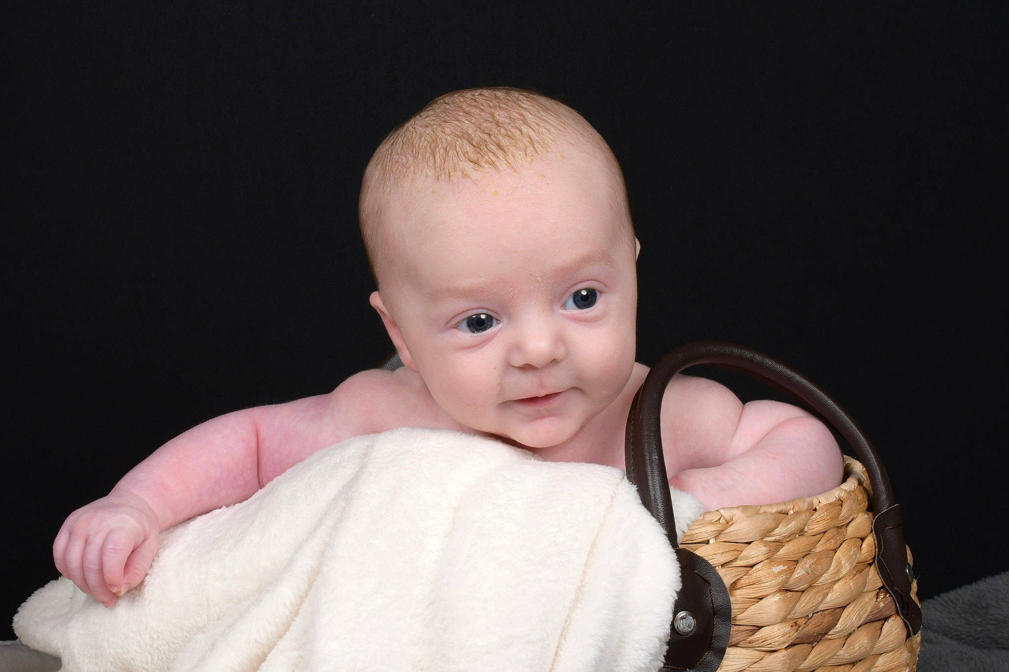 Kénan participe au concours pour gagner de l'argent avec cette photo : baby, baby_products, baby_toddler_clothing, cheek, child, comfort, finger, flash_photography, fur, gesture, hand, iris, linens, nail, person, sitting, smile, thumb, toddler, tummy_time