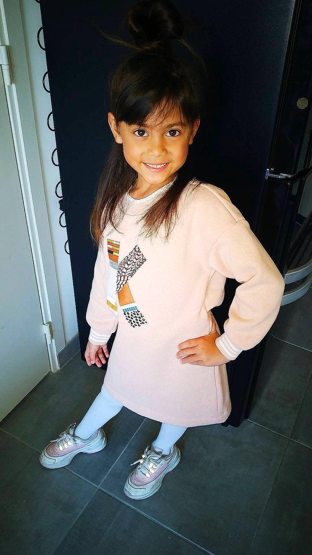 Kyara a rejoint le concours — aidez-le/la à gagner de superbes lots ! baby_toddler_clothing, black_hair, collar, dress_shirt, flash_photography, formal_wear, gesture, hairstyle, happy, joy, leg, person, school_uniform, shoe, sleeve, smile, sneakers, sock, standing, t_shirt