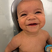 Rayan participe au concours pour gagner de l'argent avec cette photo : baby, smiling, bath, water, toy, child, skin, seat, happy, face, head, toddler, playful, cute, indoors, closeup, joy, expression, warm, splash