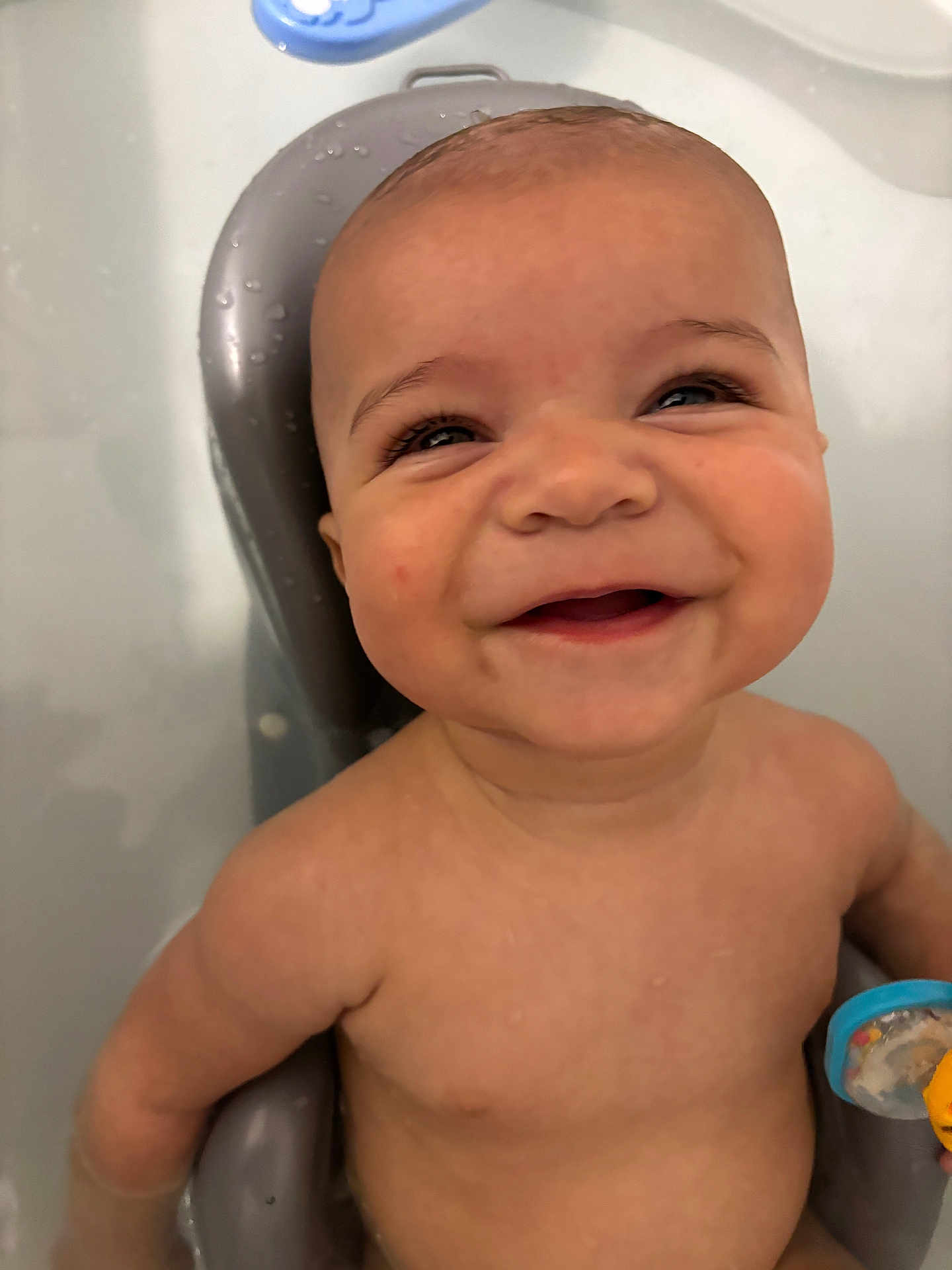Rayan participe au concours pour gagner de l'argent avec cette photo : baby, smiling, bath, water, toy, child, skin, seat, happy, face, head, toddler, playful, cute, indoors, closeup, joy, expression, warm, splash
