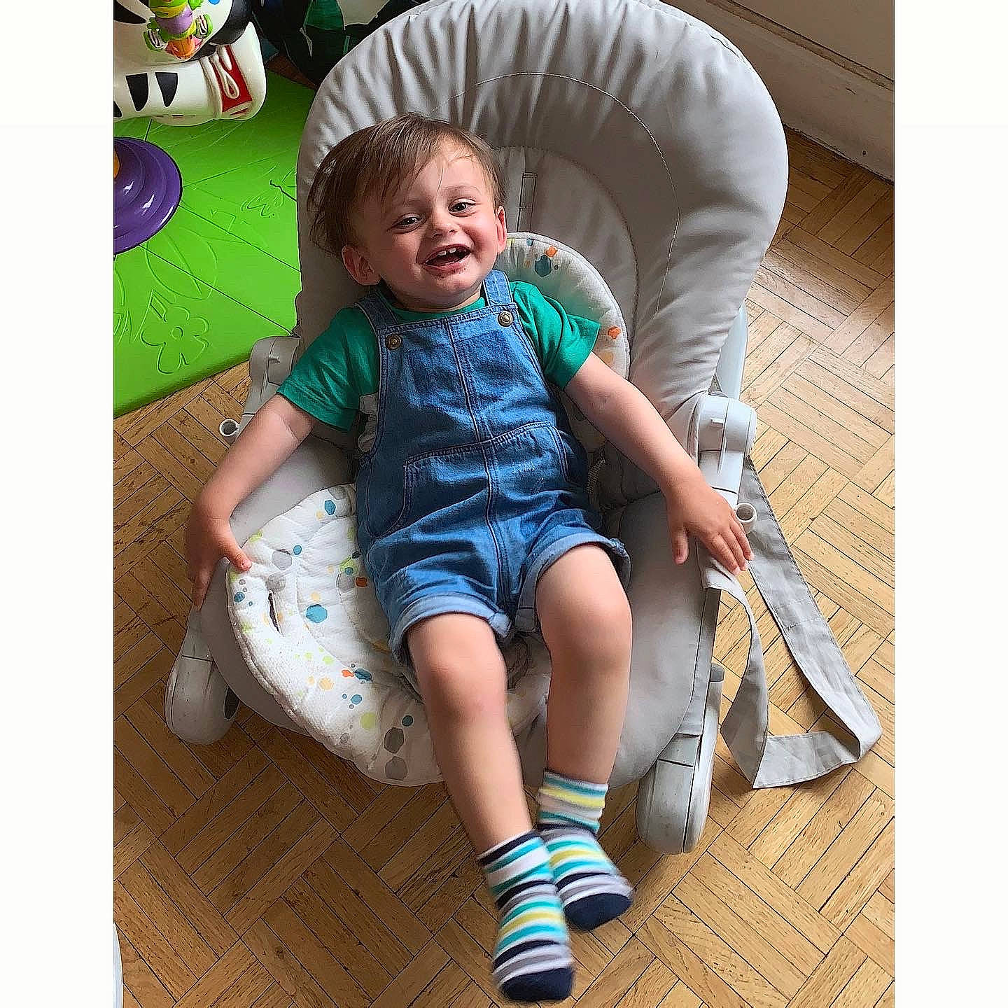 Adam participe au concours pour gagner de l'argent avec cette photo : baby, baby_carriage, baby_toddler_clothing, chair, comfort, cool, grass, happy, knee, lap, leisure, person, recreation, shoe, sleeve, smile, sock, t_shirt, thigh, toddler