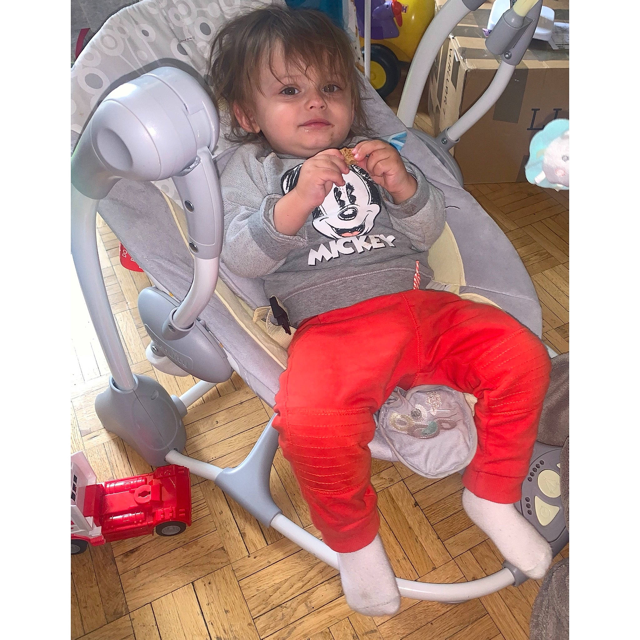 Adam a rejoint le concours — aidez-le/la à gagner de superbes lots ! baby, baby_in_car_seat, baby_products, baby_safety, baby_toddler_clothing, car_seat, chair, comfort, face, fun, happy, head, knee, lap, person, product, shoe, sitting, thigh, toddler