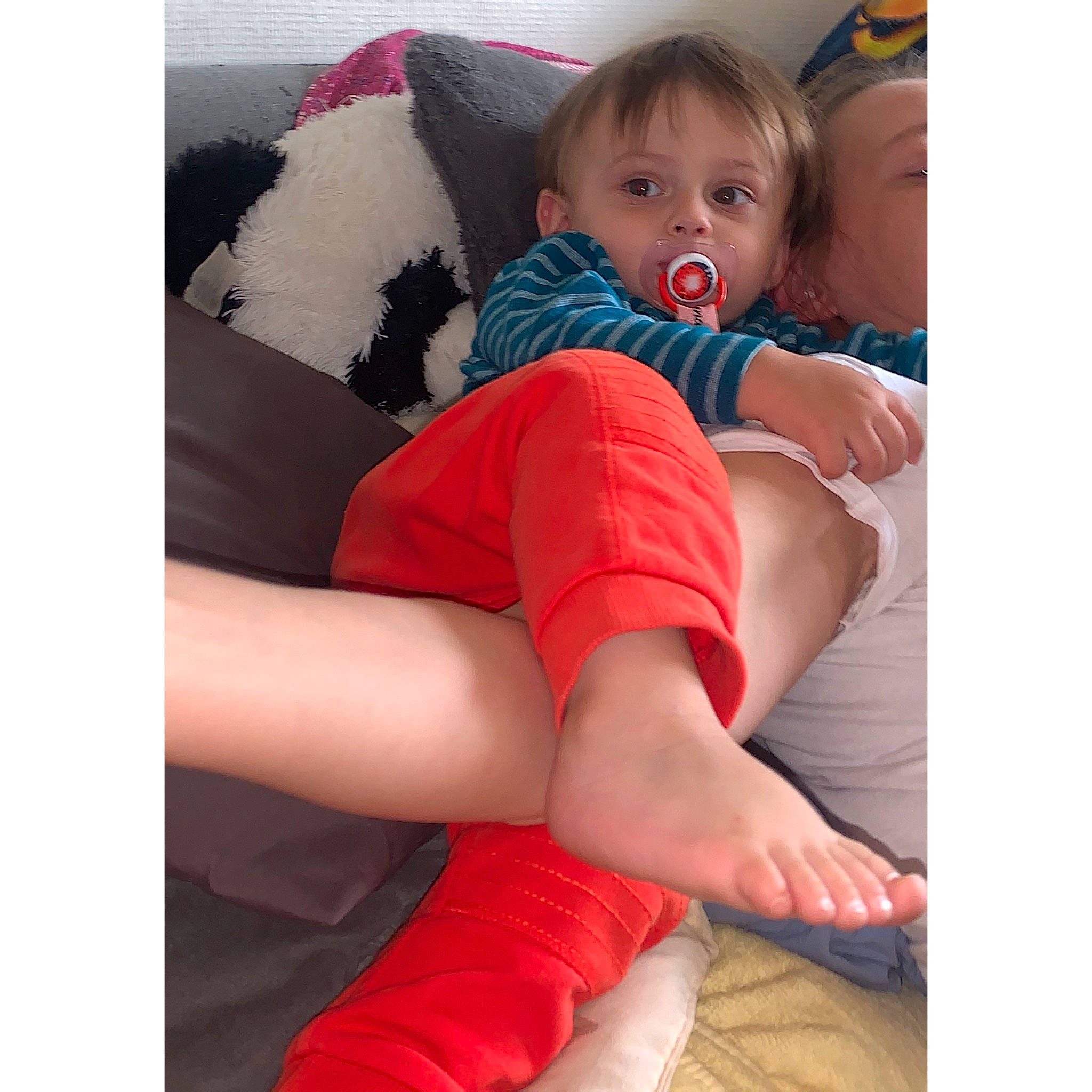 Adam a rejoint le concours — aidez-le/la à gagner de superbes lots ! arm, baby_toddler_clothing, comfort, couch, elbow, face, finger, happy, human_body, knee, lap, leg, mouth, neck, person, skin, sleeve, sportswear, t_shirt, thigh