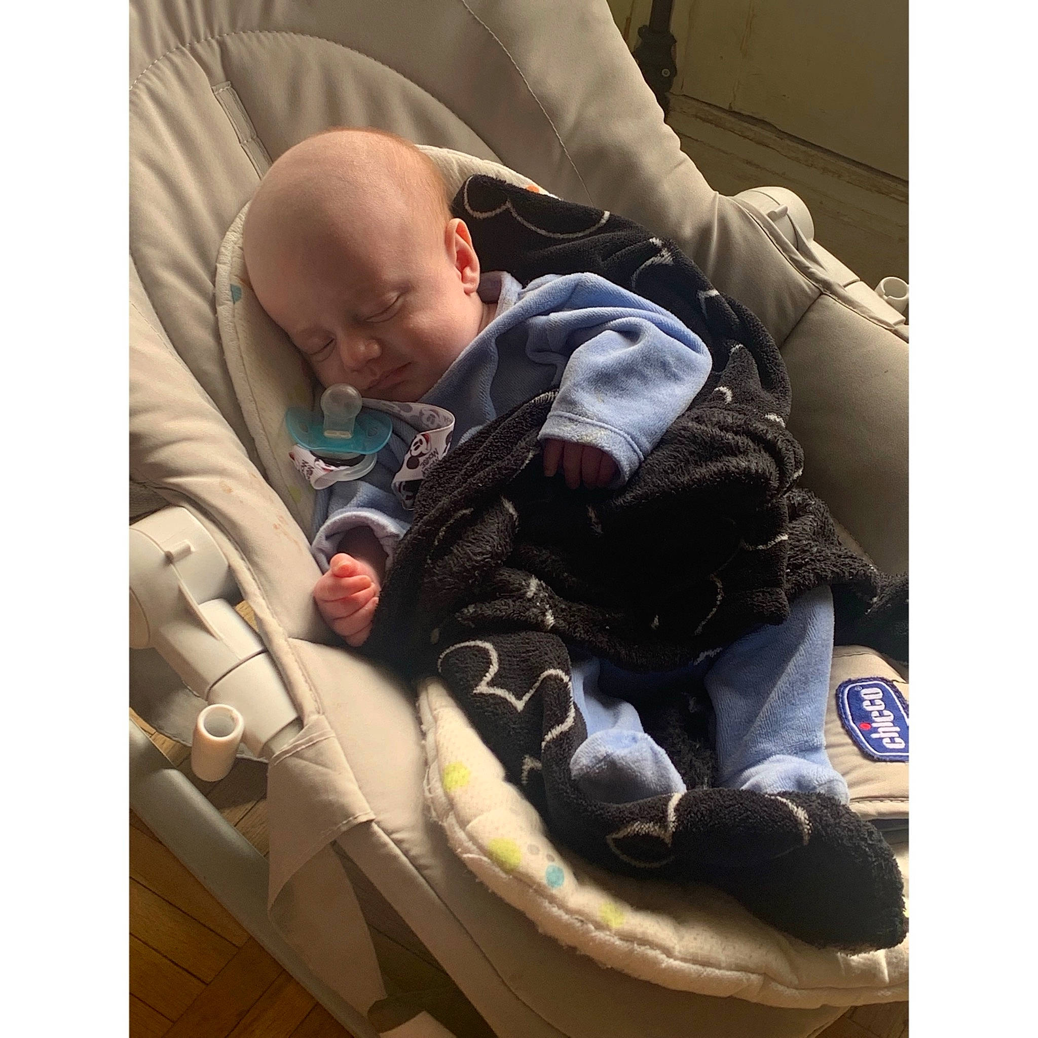 Axel a rejoint le concours — aidez-le/la à gagner de superbes lots ! baby, baby_carriage, baby_in_car_seat, baby_products, baby_safety, baby_sleeping, baby_toddler_clothing, bedtime, car_seat, carmine, child, comfort, human_body, knee, lap, linens, nap, person, sitting, sleeve