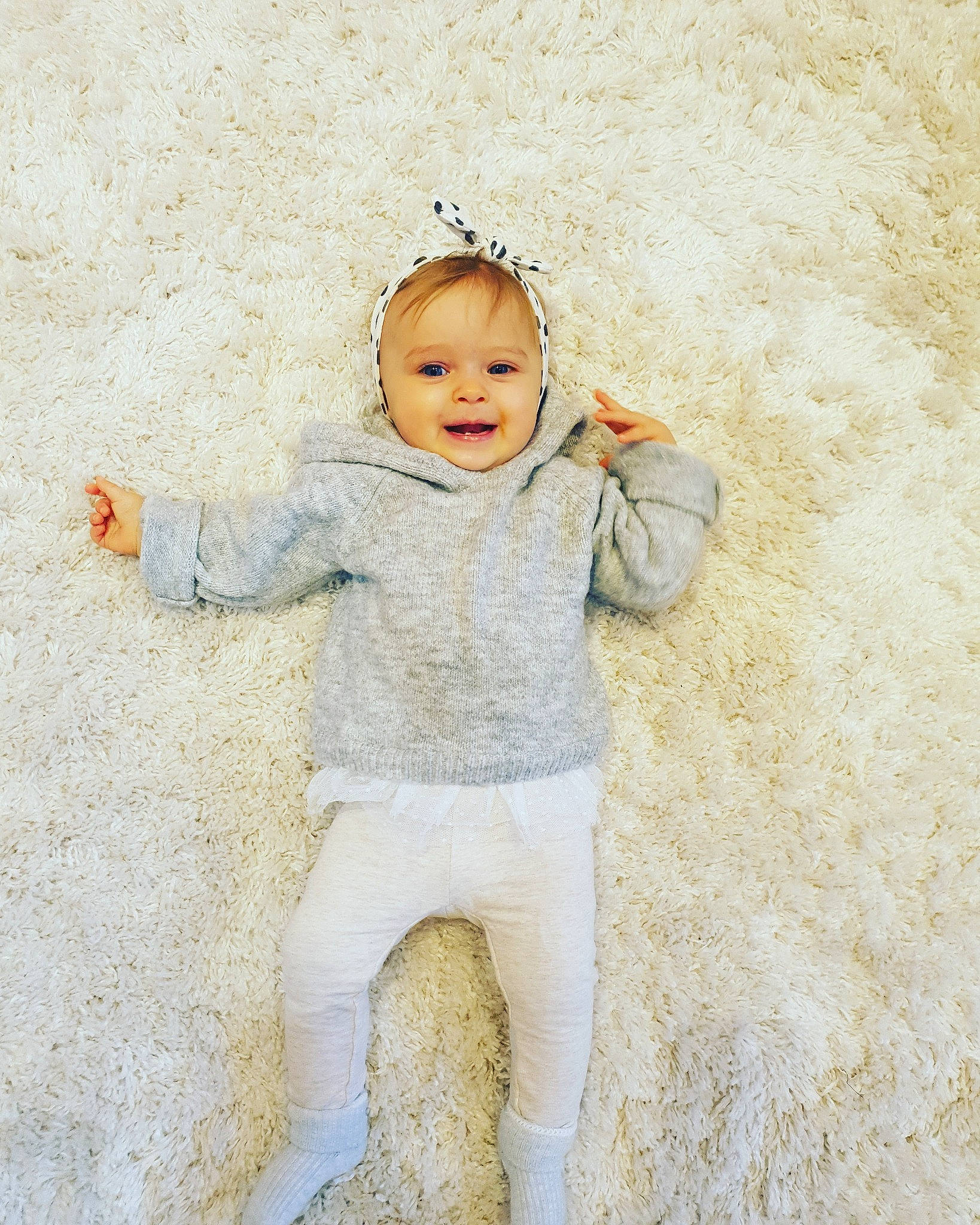 Sofia participe au concours pour gagner de l'argent avec cette photo : active_pants, baby, baby_laughing, baby_toddler_clothing, child, child_model, facial_expression, hair_accessory, happy, headband, headpiece, human, human_body, joy, people_in_nature, person, toddler