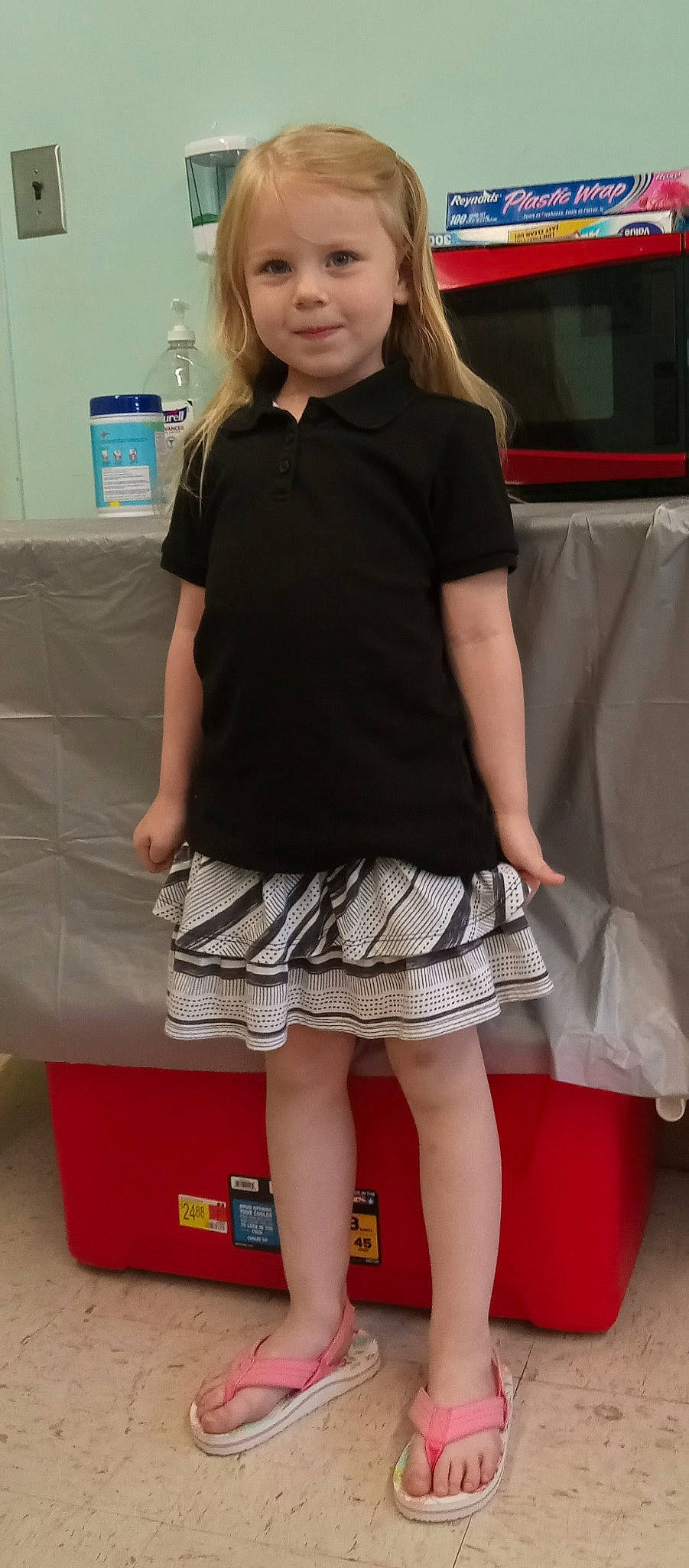 Haygan is registered to the contest to win money with this photo: blond, brown_hair, dress, electric_blue, human_leg, joint, joy, knee, leg, long_hair, pattern, person, plaid, sleeve, tartan, textile, thigh, toddler, trunk, uniform