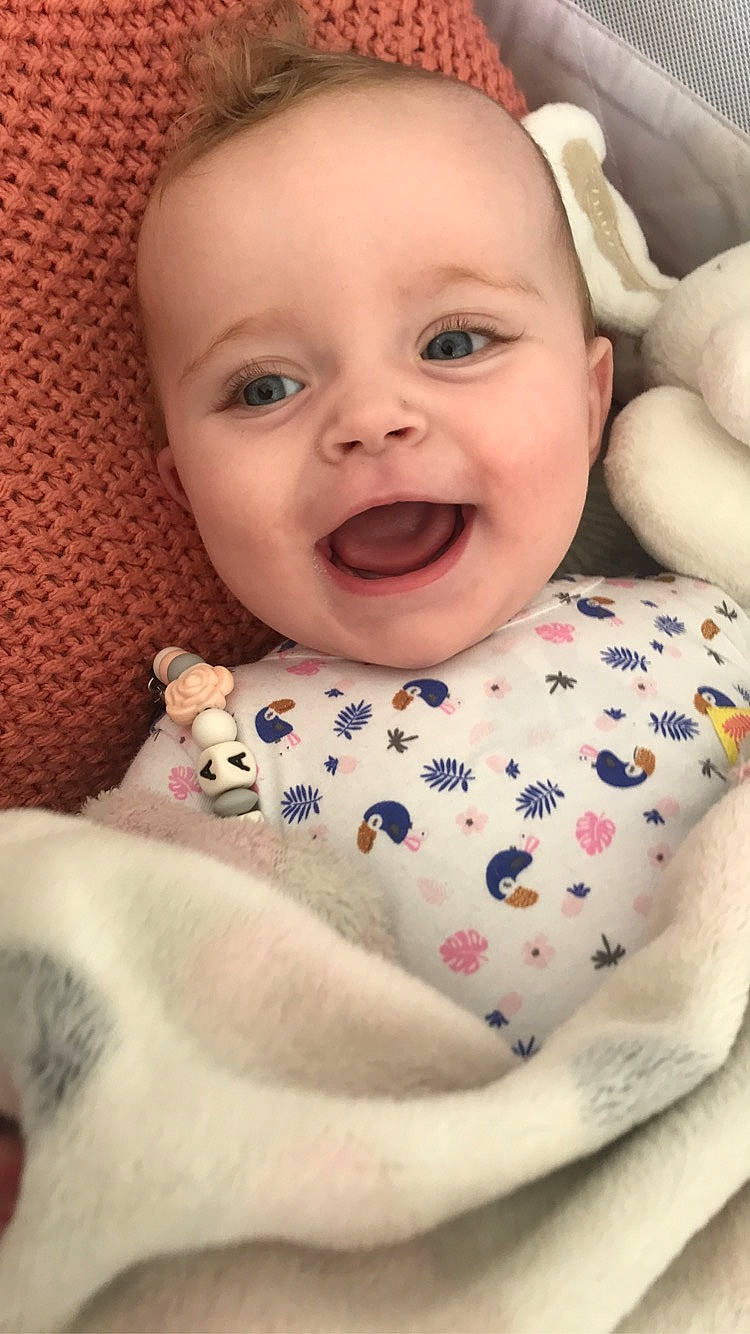 Nina participe au concours pour gagner de l'argent avec cette photo : baby, baby_laughing, baby_sleeping, baby_toddler_clothing, cheek, child, chin, comfort, facial_expression, finger, happy, lip, mouth, neck, nose, person, pink, skin, smile, textile