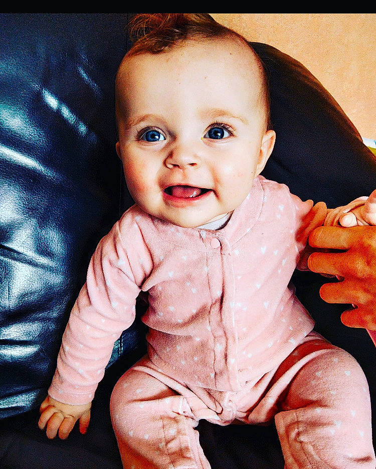 Nina a rejoint le concours — aidez-le/la à gagner de superbes lots ! arm, baby, baby_toddler_clothing, cheek, chin, comfort, finger, flash_photography, gesture, hand, happy, lip, mouth, nose, person, product, skin, sleeve, smile, thumb