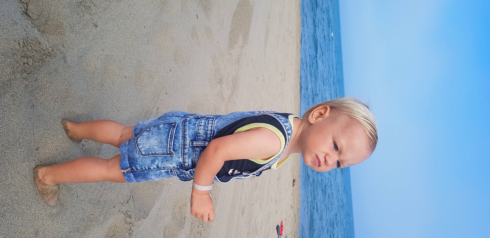 Guiliann a rejoint le concours — aidez-le/la à gagner de superbes lots ! baby, blue, child, denim, fun, jeans, leg, person, skin, toddler, vacation, wood